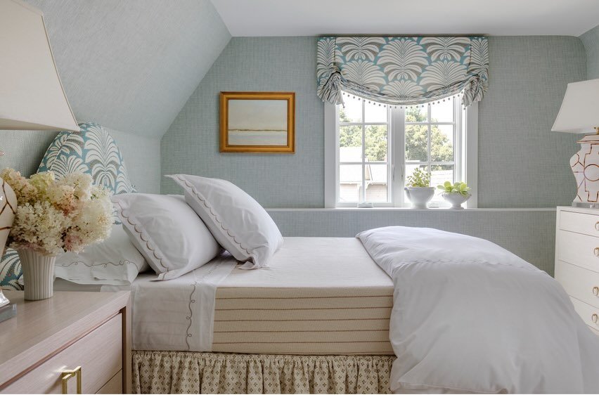 The power of good design, paint and paper turned this very drab and dingy third floor bedroom into a sunny , fresh and fabulous guest suite! 
📷 @gregpremru
@karinlidbeck.
.
.
.
.
#interiordesign #interiordecorating #interiorstyle #transformationtues