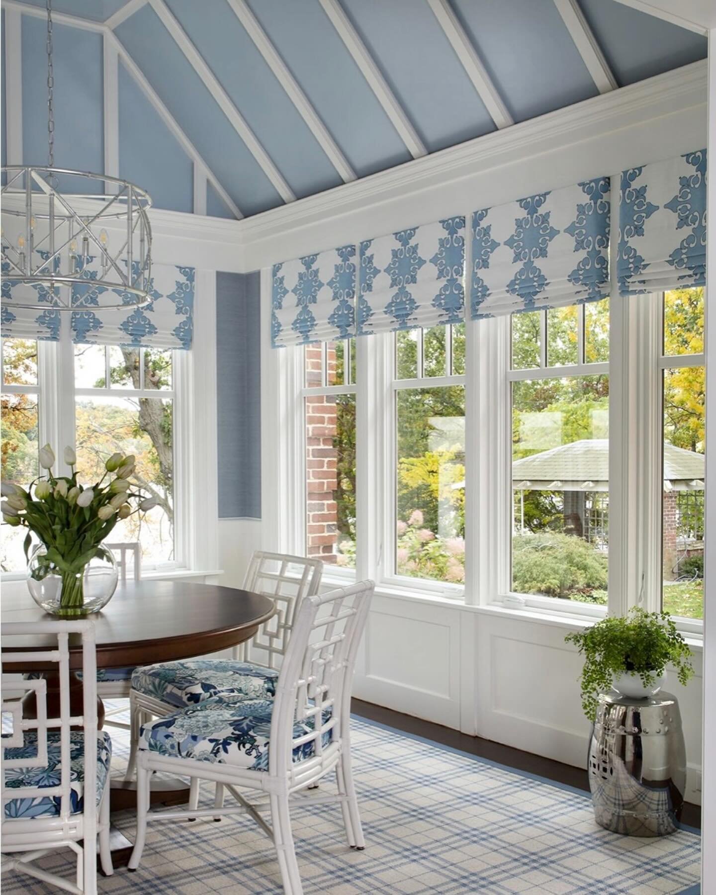 Roman shades can elevate any room without compromising the light or the amazing view!
.
.
.
#romanshades #customwindowtreatments #windowtreatments #windowtreatmentsdesign #windowtreatmentideas #gooddesignisforever #decorinspo #interiordesign #designi