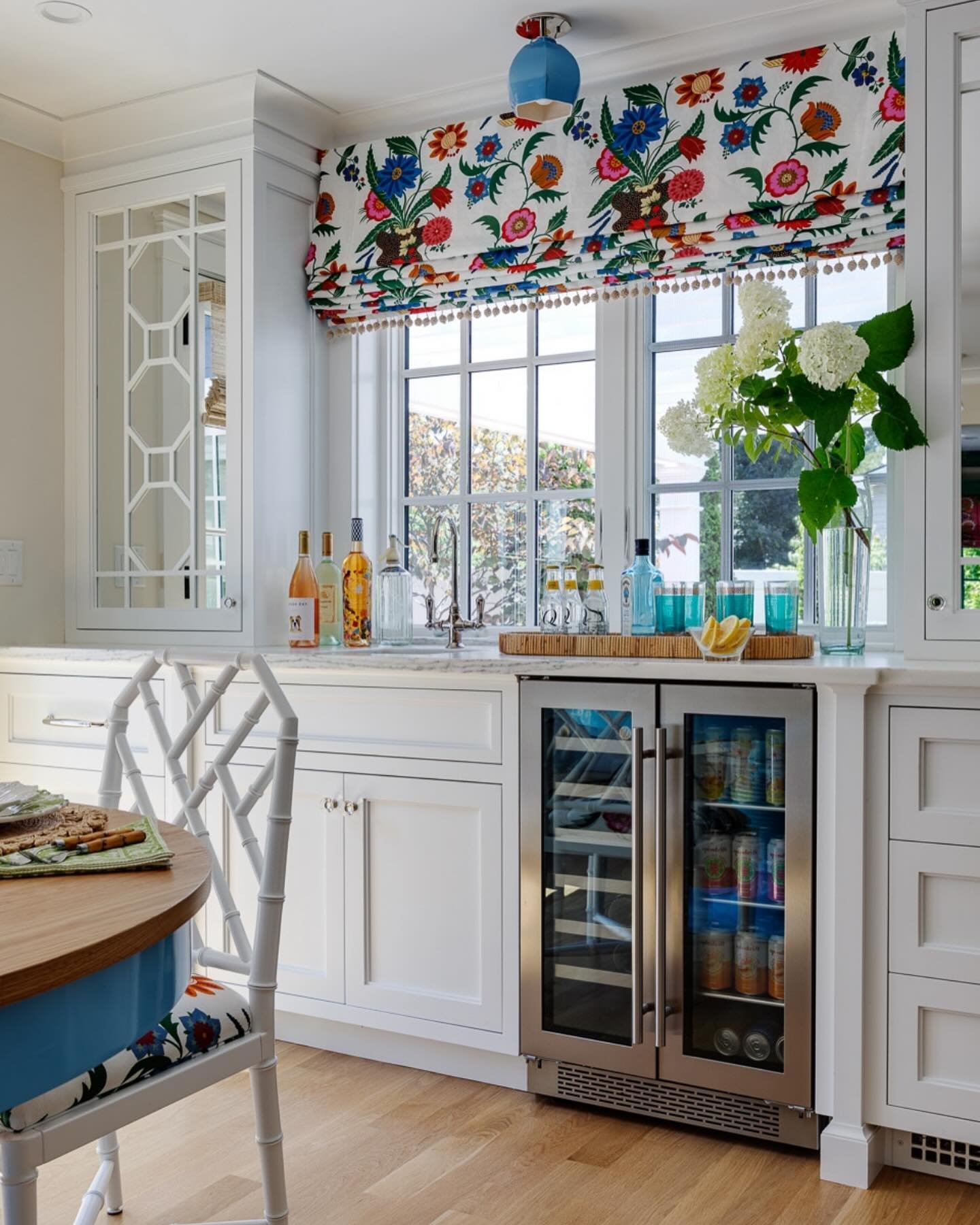 Viola!!
We opened up the dining space to the gorgeous terrace with french doors to bring the outside in. Entertaining made easy- cheers!
@nehomemagazine
.
.
.
#bringtheoutsidein #outdoorentertaining #visiontoreality #entertaining #alfresco #colorfuli