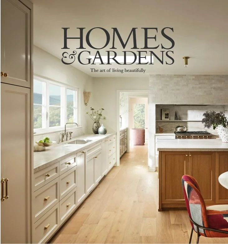 If you’re looking for a fresh paint color for your kitchen cabinets, these favorite Benjamin Moore shades should be on your radar. #alabaster 
Photograph: @rbradleyphoto
#sabahmansoordesign #kitchendesign #benjaminmoorepaint #kitchencabinets