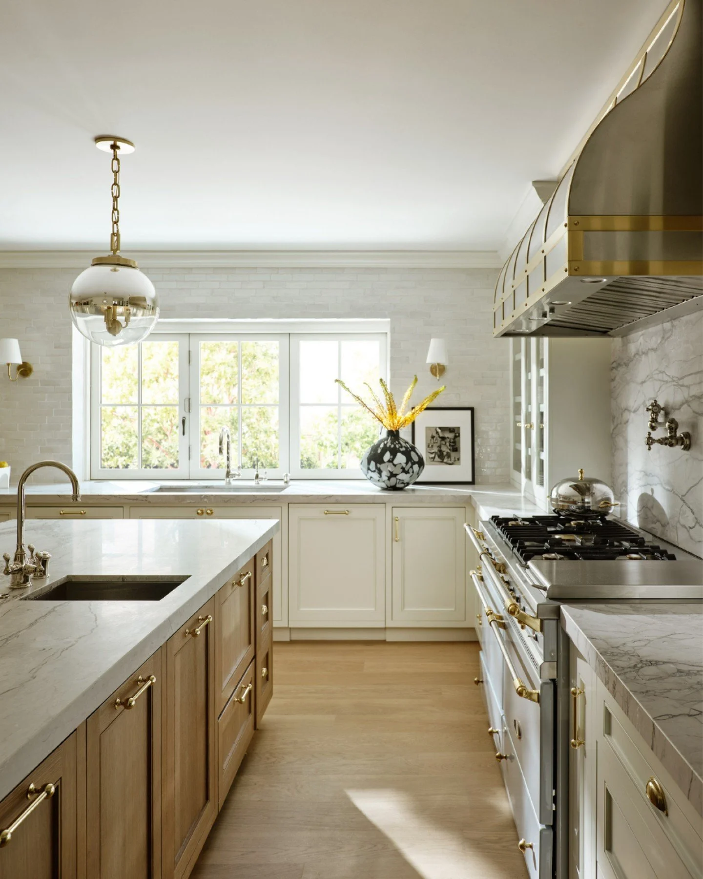 Where craft meets materiality.
Every kitchen tells its story through layers of detail. From plaster to marble, brass to stainless steel, each hood design is more than functional—it’s architectural sculpture.
In these spaces, the hood be