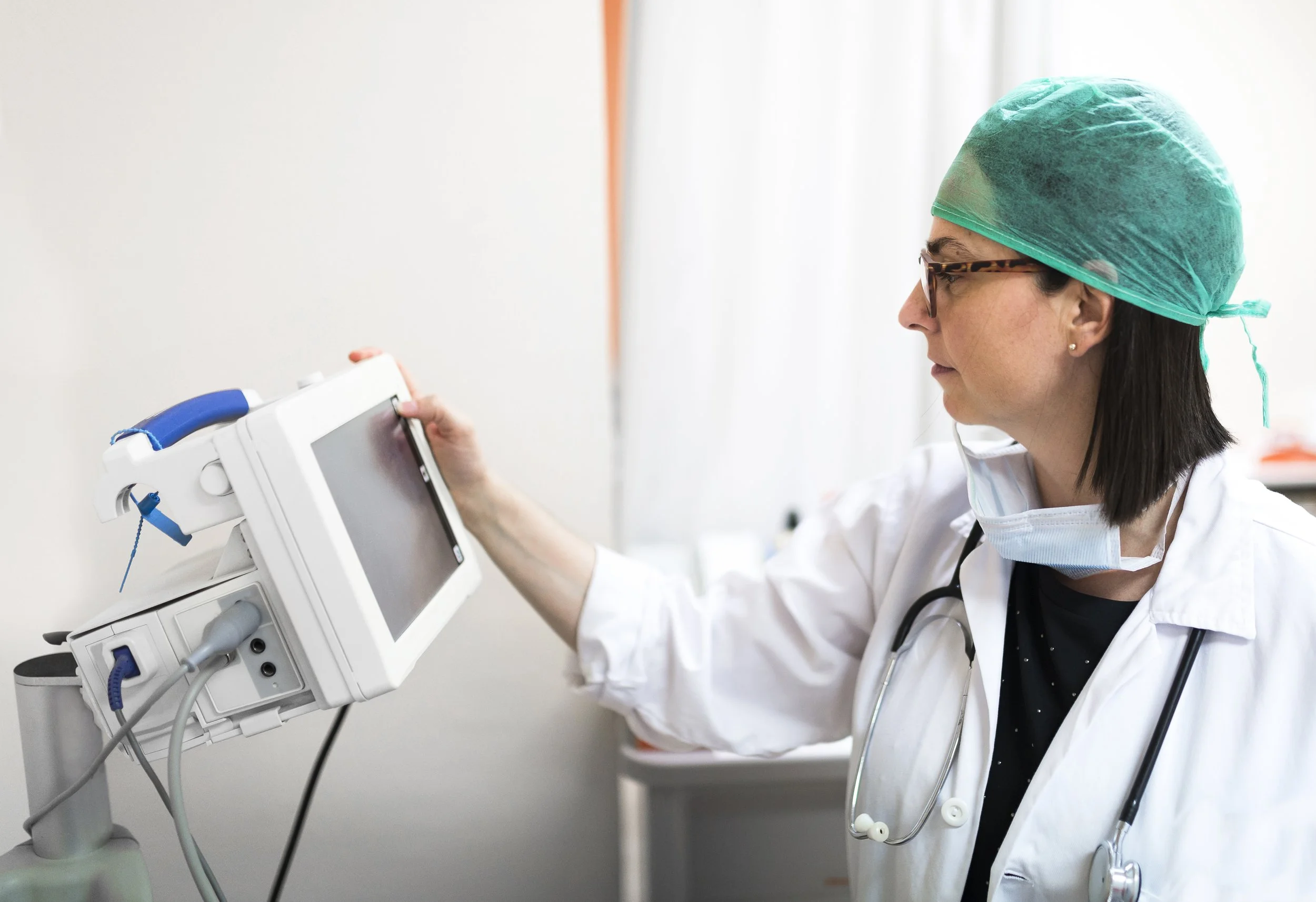 doctor-adjusting-medical-device-2023-03-29-00-58-29-utc.jpg