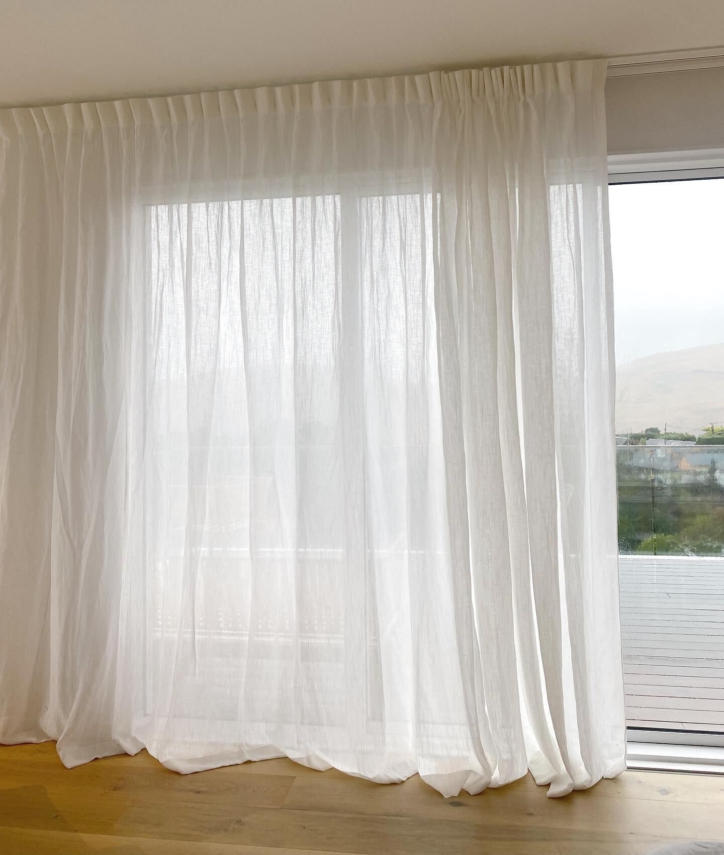 Window treatments installed today for #coastalabode ✨ 

This beautiful ☀️ sunny ( except on rainy days like today 😅) new build has the most incredible views ! But there is ALWAYS a time &amp; a place for windows treatments . We opted for double trac