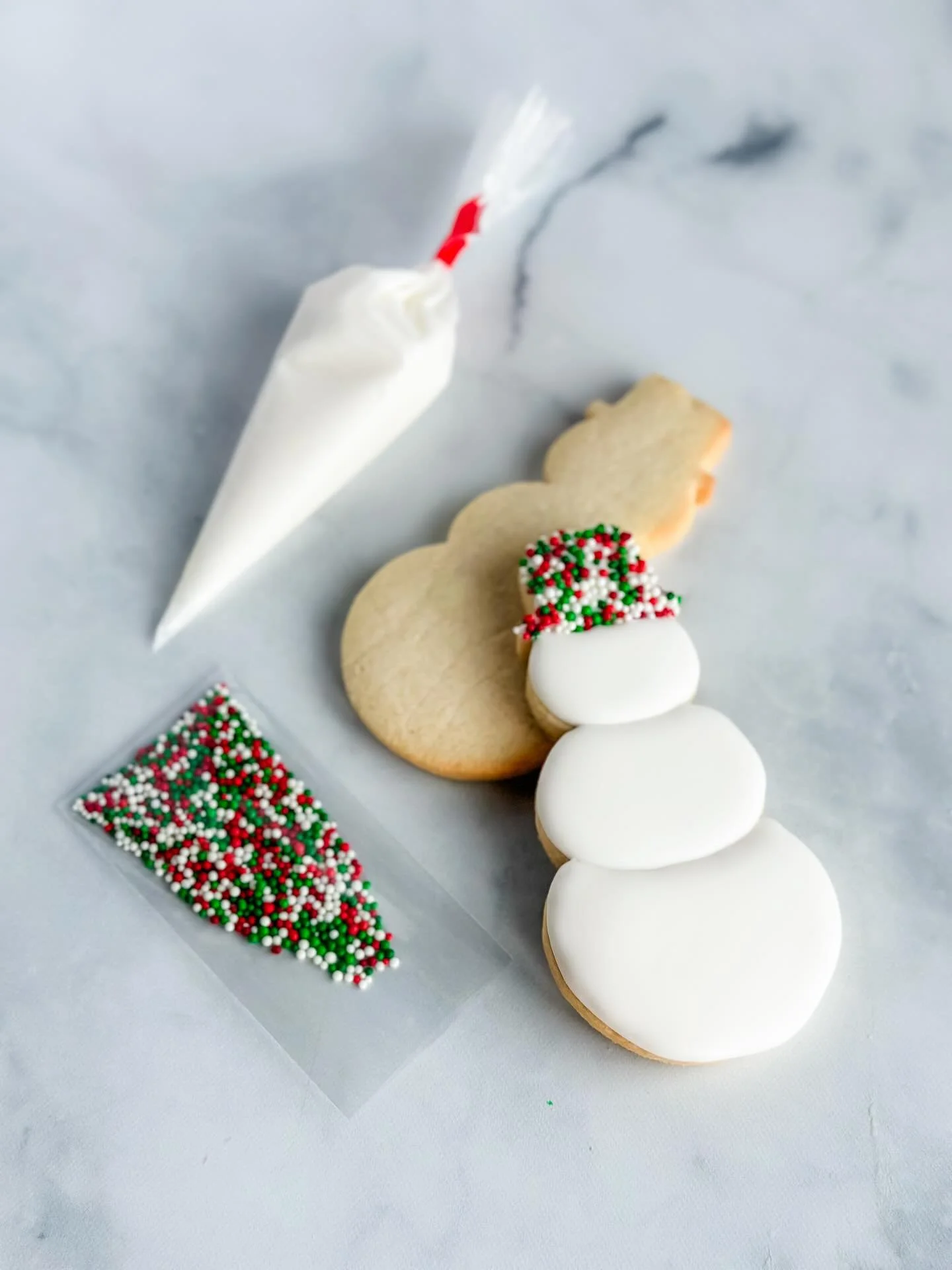 🎄 Sweet, simple, and ready to decorate! Each cookie decorating kit includes freshly baked cookies, icing, and festive sprinkles&mdash;everything you need for some creative holiday fun. 

🎄 Perfect for team building and community events! 

⏳Our Nove