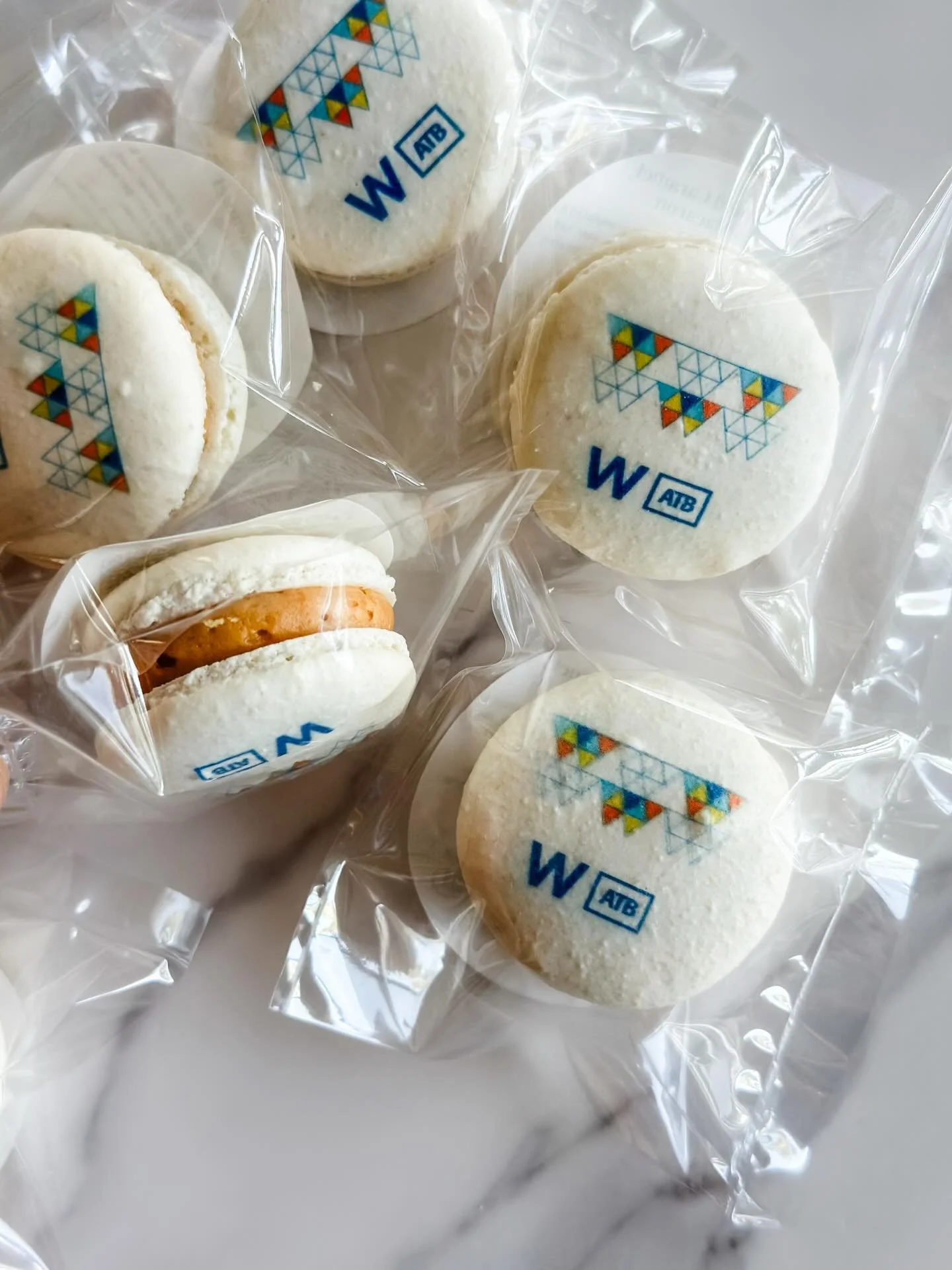 Branded salted caramel macarons made for a recent corporate event.

Refined, memorable, and designed to reflect our client&rsquo;s brand.

#CorporateGifting
#BrandedDesserts
#EdmontonEvents
#edmontonbakery
#AWorthyCookie