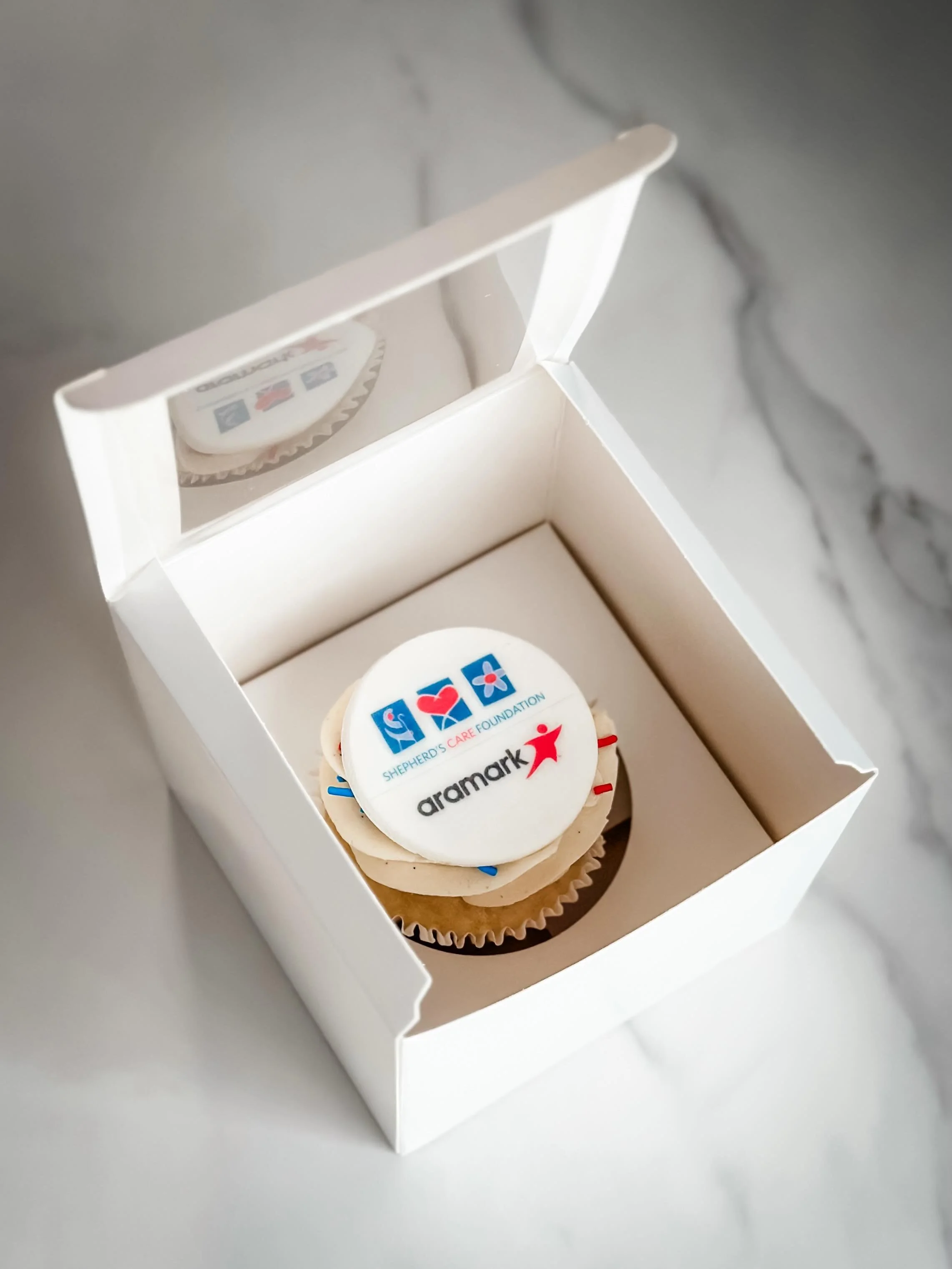 A recent branded cupcake order for @aramarkca.

Thank you for trusting us to be part of your event. 🧁

#BrandedCupcakes #CorporateEvents #EdmontonBakery #YEGEvents #AWorthyCookie