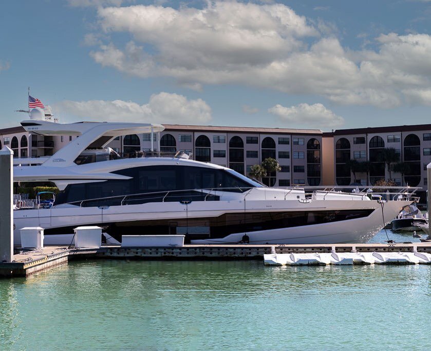 Heading down to the harbor for our #TIME4UYacht charter. Bring your friends, some drinks and your bathing suit, of course, to explore the gulf in luxury.

📸: @arturo.avision