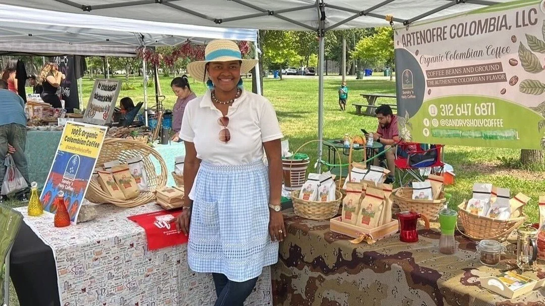 💞Celebrate Small Business Saturday every Saturday! 
Today we are celebrating Sandra, an entrepreneur who always offers an invitation to experience Colombia beyond the headlines, the warmth of gathering pal tinto, the tradition of brewing coffee in l