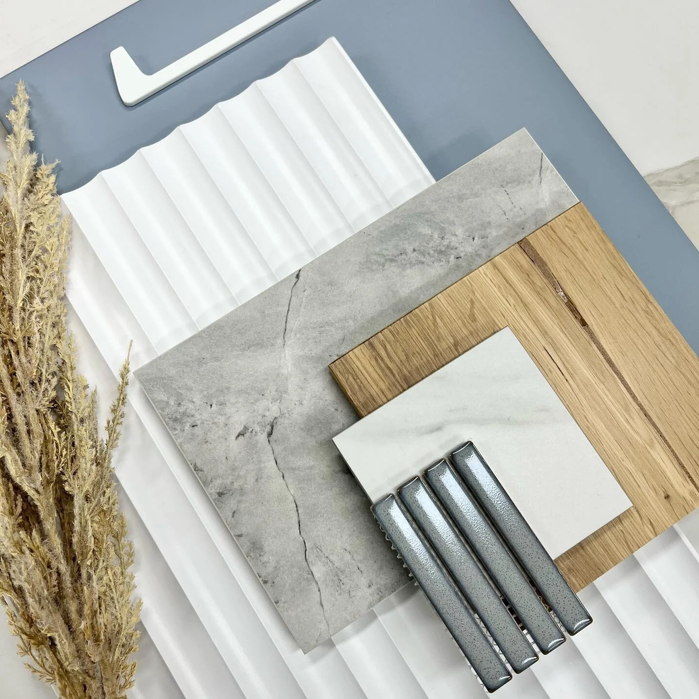 Coastal curves🌾 
🎨 @two.wildflowers 
&bull;
&bull;
&bull;
&bull;
&bull;#flatlay #moodboard #kitchendesign #bathroomdesign #coastalcontemporary #blue #tiledesign #kitkattiles #homerenovation #homedesign #interiordesigner #interiorinspo #kitchenrenov