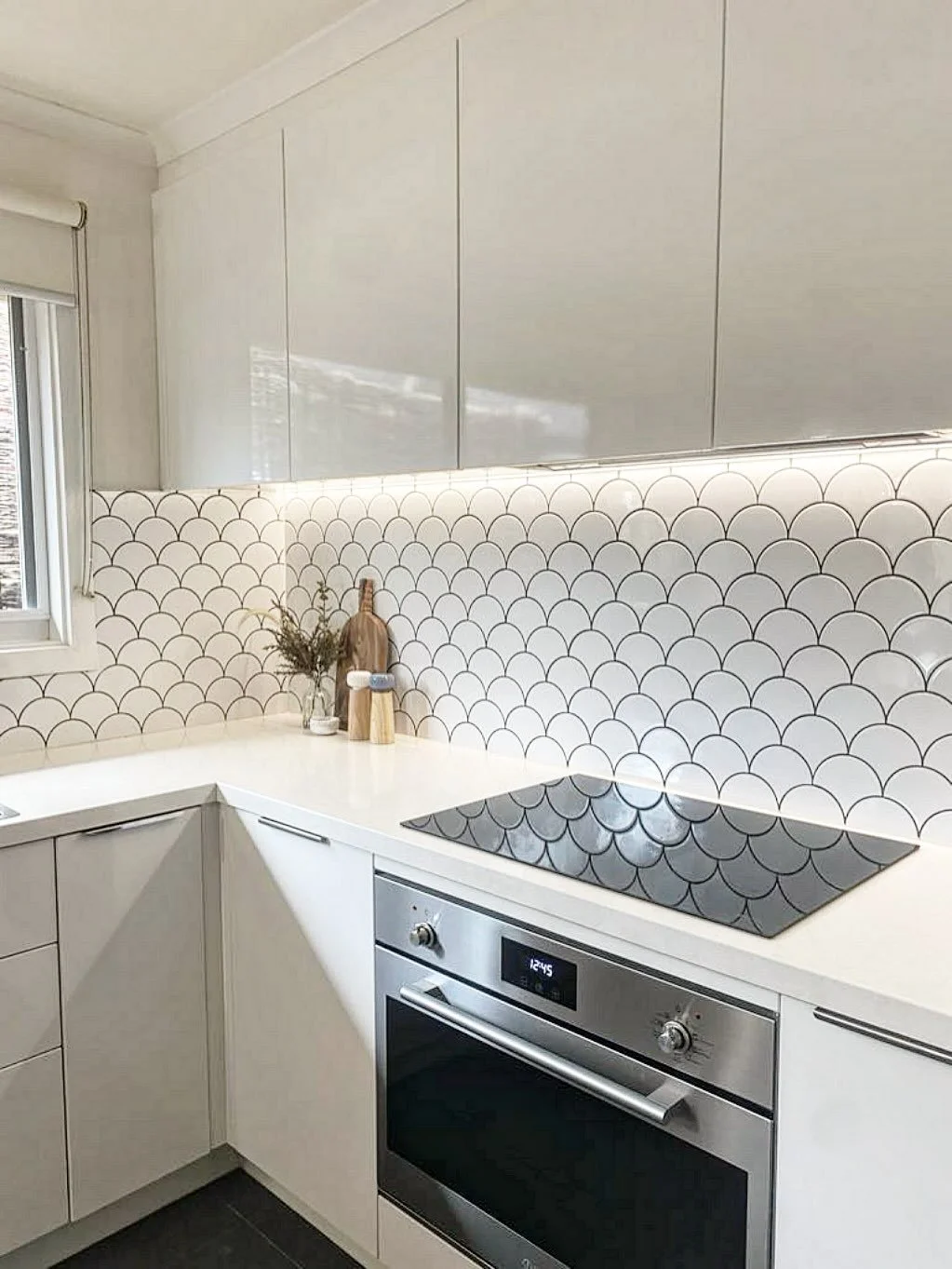 A neutral kitchen doesn&rsquo;t have to feel boring.

The scallop tiles here are the accent detail that brings personality and texture to the whole space, while keeping the palette light and timeless.

Sometimes the right tile is all it takes to make