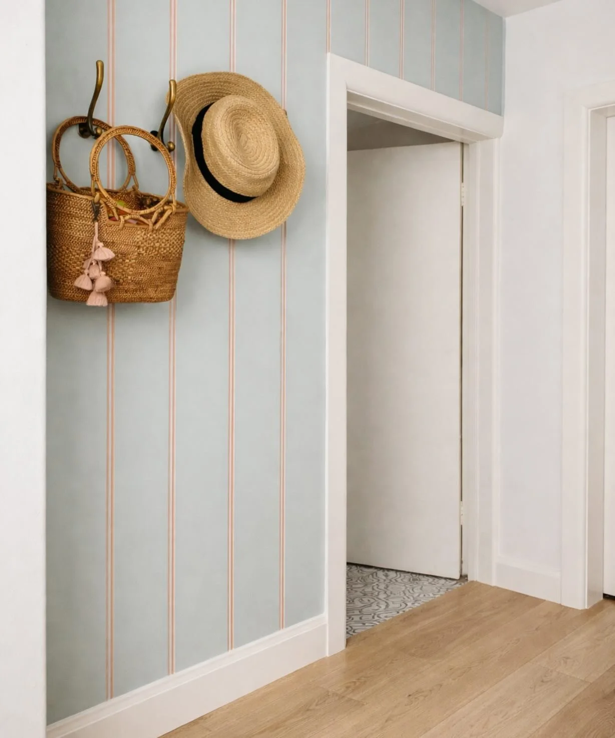 Well love a wall accent to transform an entrance and add character with a pop of colour ✨🩵

#hallway #hallwaydecor #interiordesign #interiordesignermelbourne