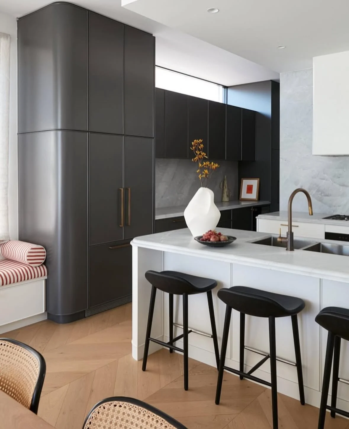 Love this kitchen design in all its soft curves and gorgeous banquet seating! 

Interior Design by @studio.parker 🖤
📸 by @jacqui_turk