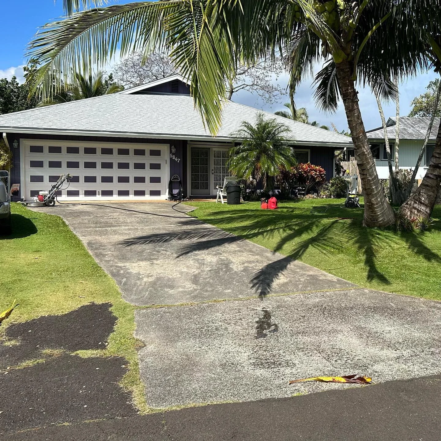 Pressure wash job in Wailua Homesteads. Lots of rain = lots of mold. 🤪 Night and day difference on this driveway, retaining wall and vinyl fencing. This mower with the engine on top is crazy lol! Let us know if you need anything pressure washed! 💦✨