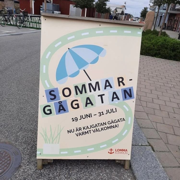 Om ni har v&auml;garna f&ouml;rbi Lommas nya sommargata s&aring; kan ni spela och sitta p&aring; deras nya musikb&auml;nk som vi har byggt. #skrotmusik #lomma #lommasommargata