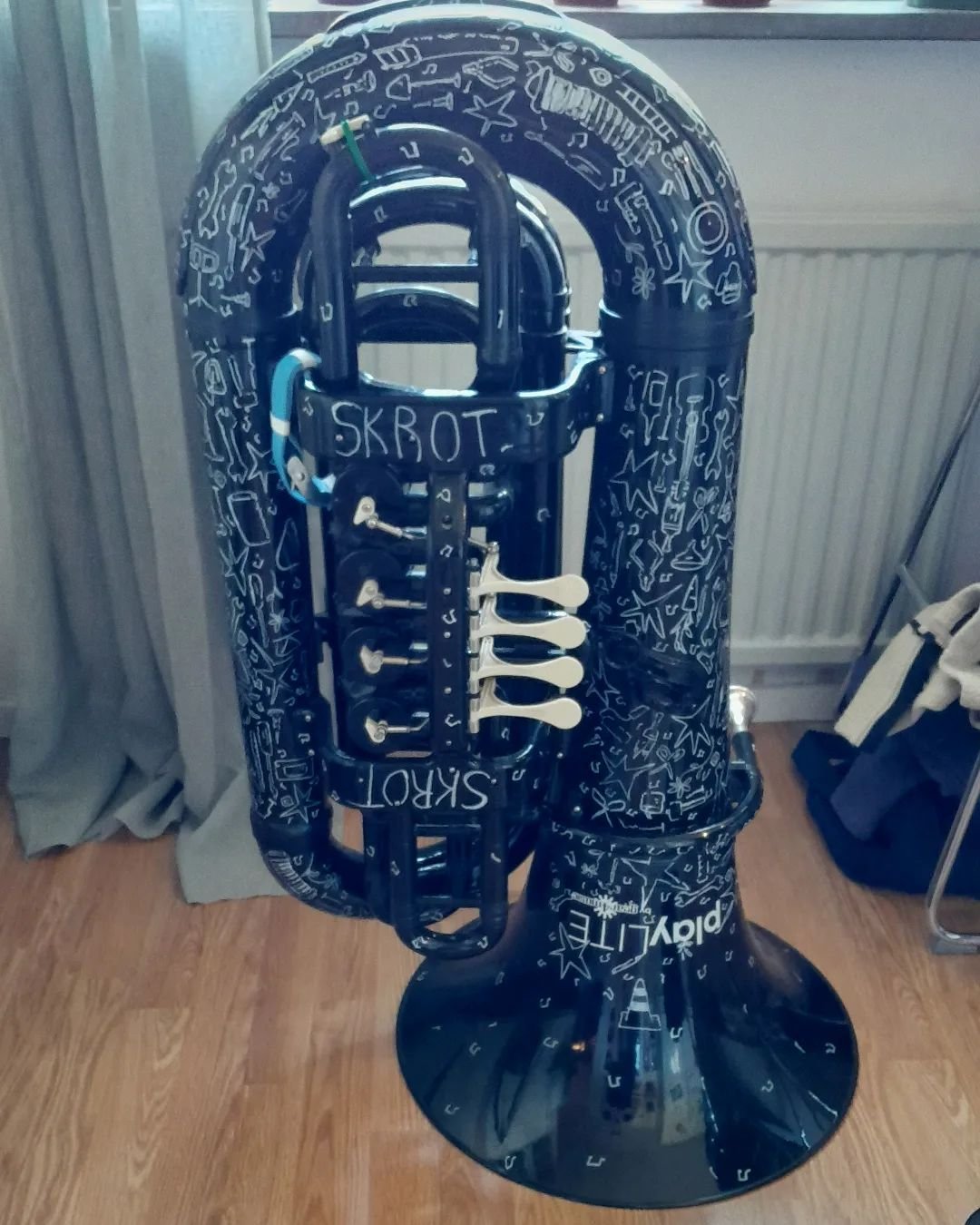 Imorgon har vi premi&auml;r p&aring; en liten popupkonsert p&aring; v&aring;r musiklekplats. Parakrobatik och min nydekorerade tuba utlovas. #skrotmusik #circusbyme