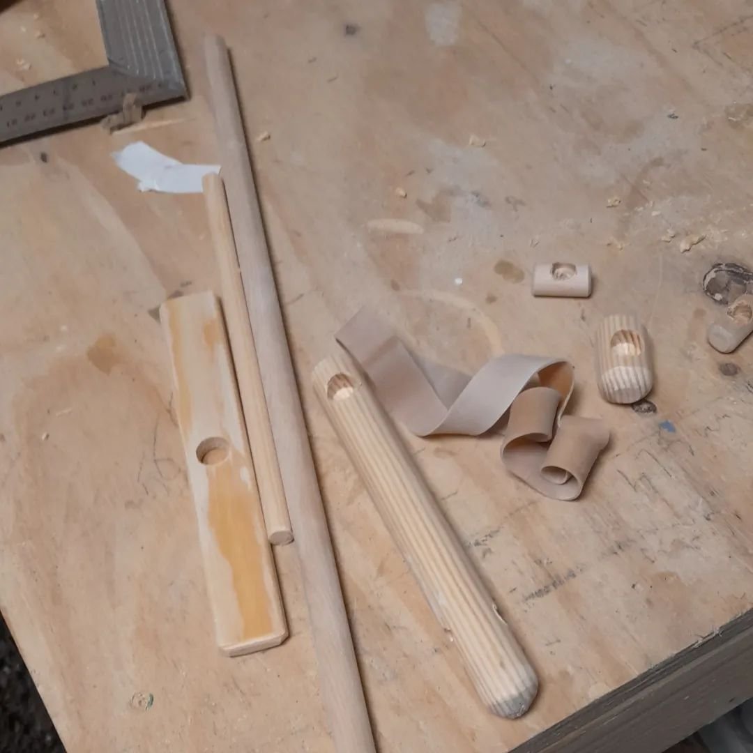 Efter att ha st&auml;dat ordentligt i verkstan provade jag att bygga en &quot;wind wand&quot;. En slags vinare som man snurrar runt och d&aring; b&ouml;rjar gummibandet vibrera. Lovade @prantershantverk att jag skulle bygga en till honom s&aring; det