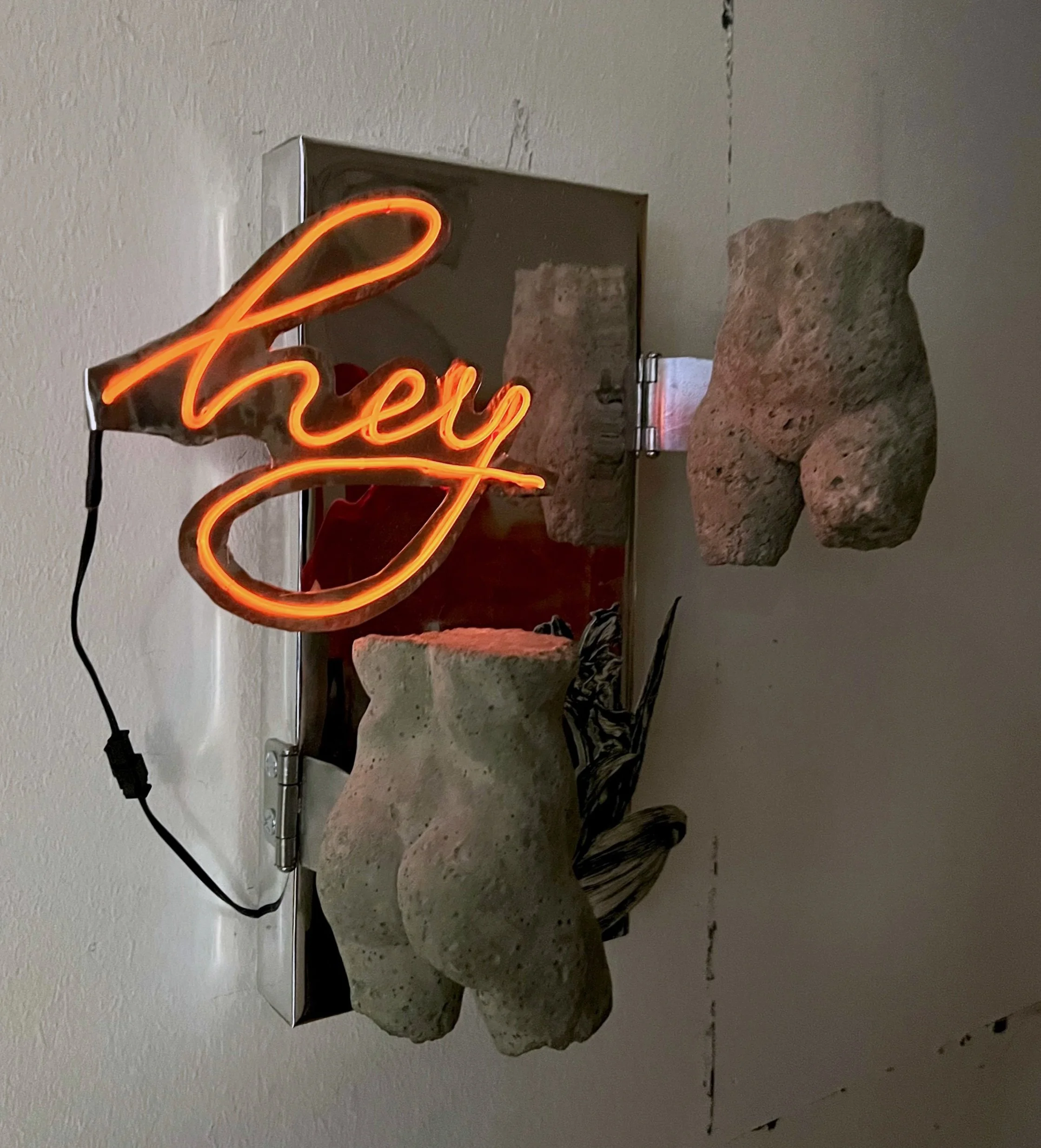 hey; concrete, light wire, steel sheet, wooden box, mirror foil; ca. 24x30x12 cm, 2022