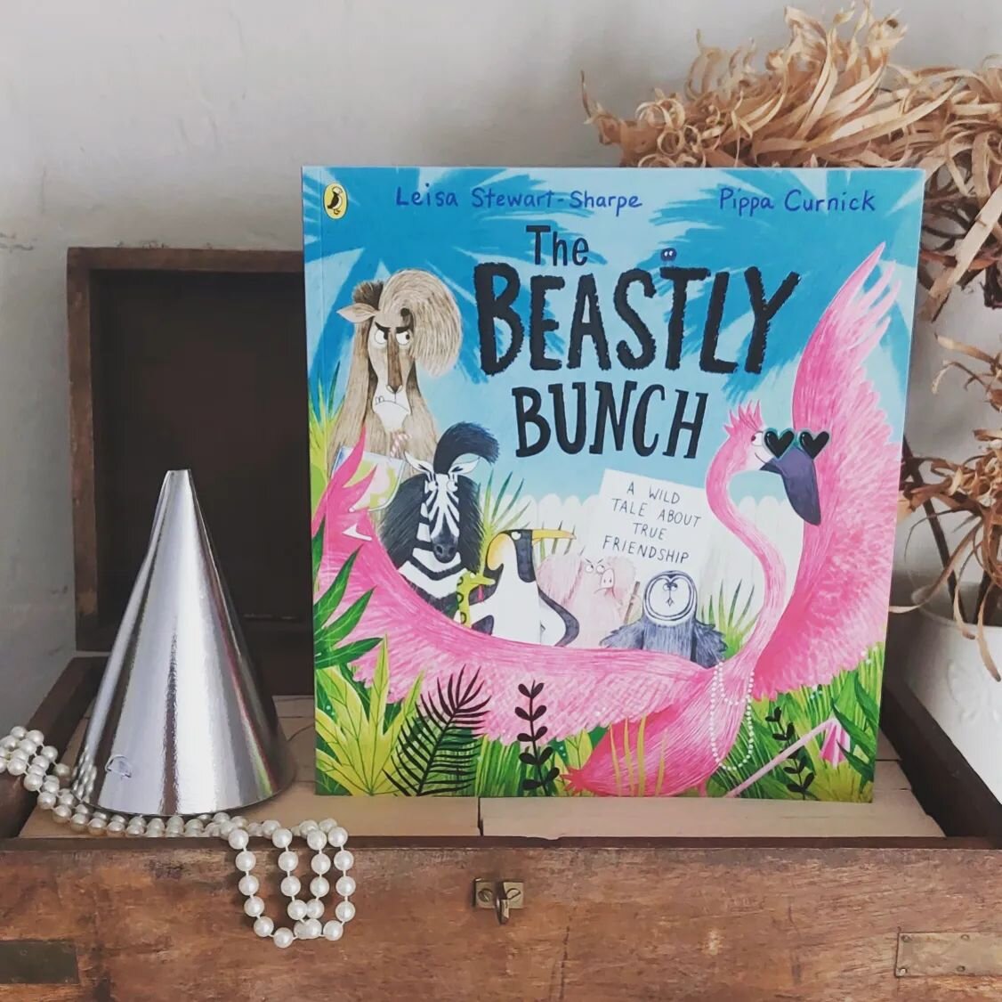 🦩 [Ad-PR Blog Tour] 📘The Beastly Bunch ✏️@leisastewartsharpe 🖌@pippa_curnick 📚@puffinbooksuk 🦩 

Flo the flamingo is FABULOUS! She throws the BEST parties in her garden oasis and there's no way her BEASTLY looking neighbours are going to be invi