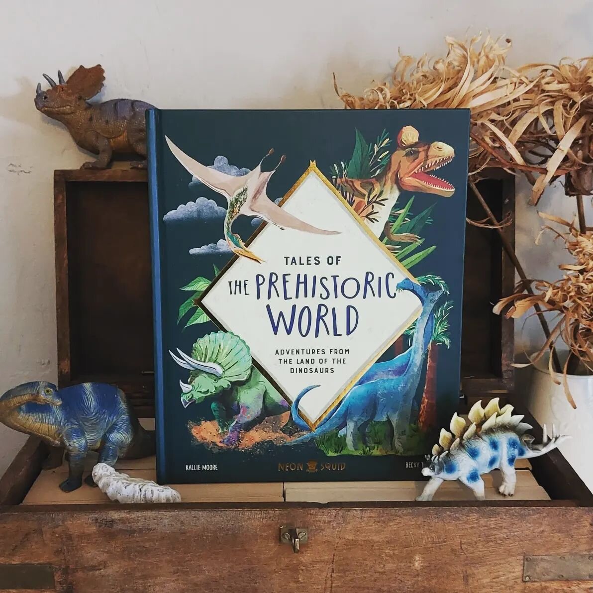 [Ad-PR] A ROARSOME READ 📗 Tales of the Prehistoric World✏️Kallie Moore🖌Becky Thornes📚 @neonsquidbooks

An absolute must for Dino lovers, this high quality hardback takes you on a Prehistoric adventure. 

In over 100 short stories, each based on a 