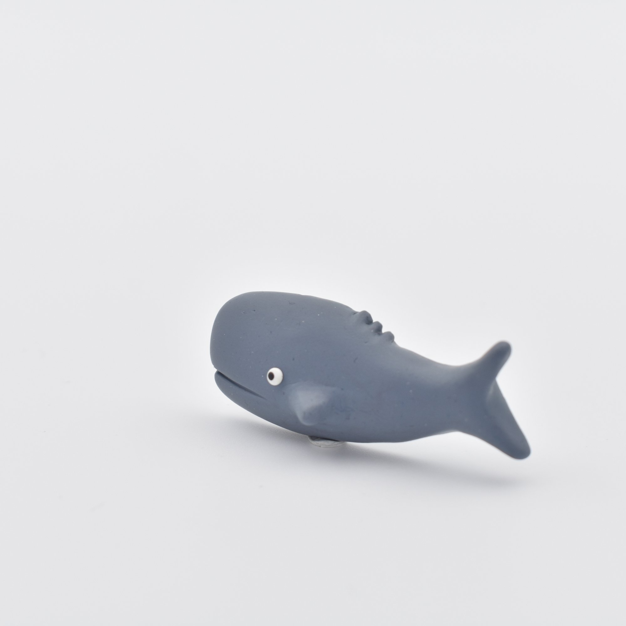 Sperm-whale_brooch_1.jpg