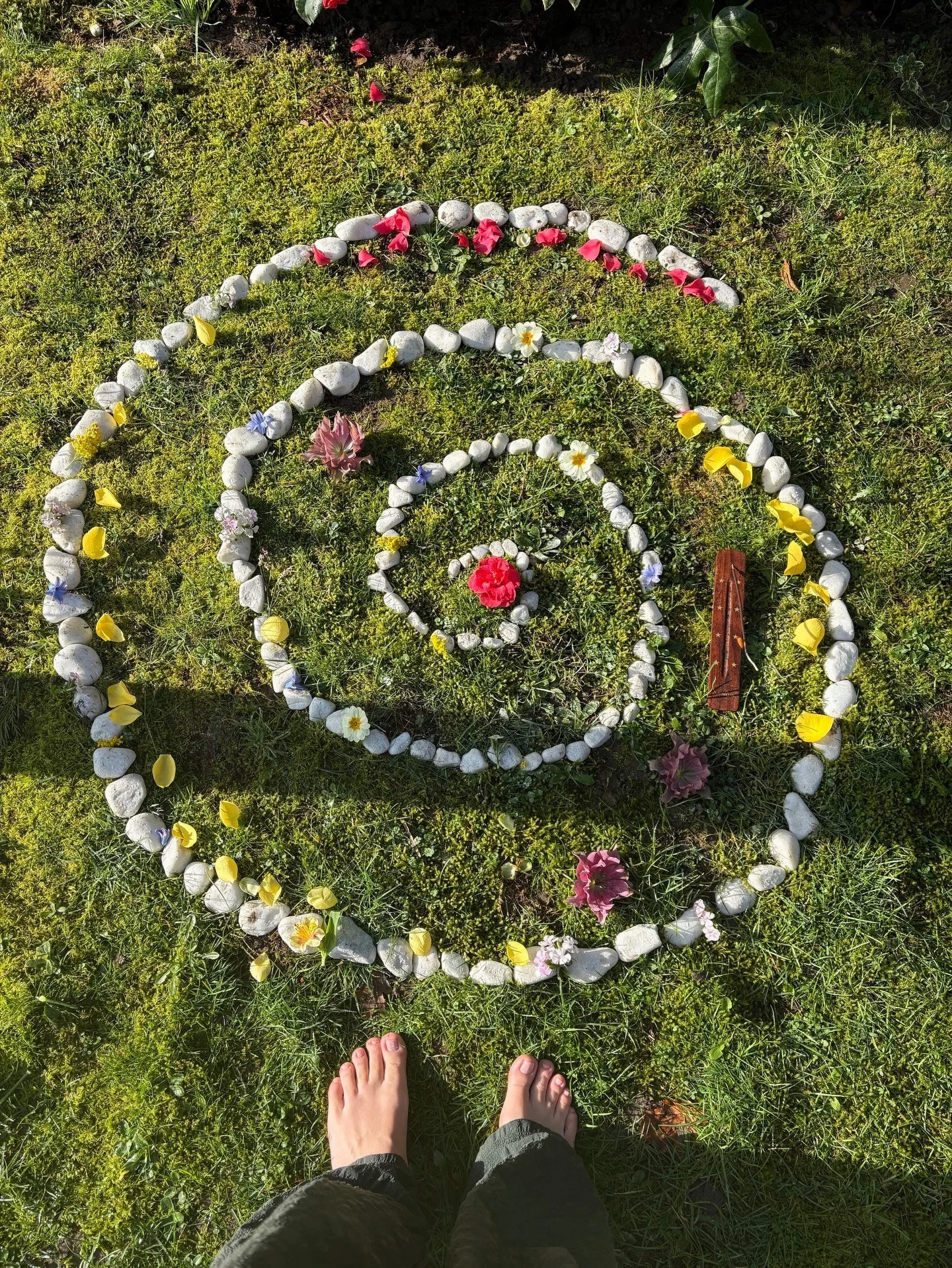 A little Sunday Share ✨ I&rsquo;m very inconsistent with these but here&rsquo;s a few cosy folk moments from our week: 

1. We had one day of sunshine and spent it building a spiral for our outdoor scared space - moss has appeared in one section so w