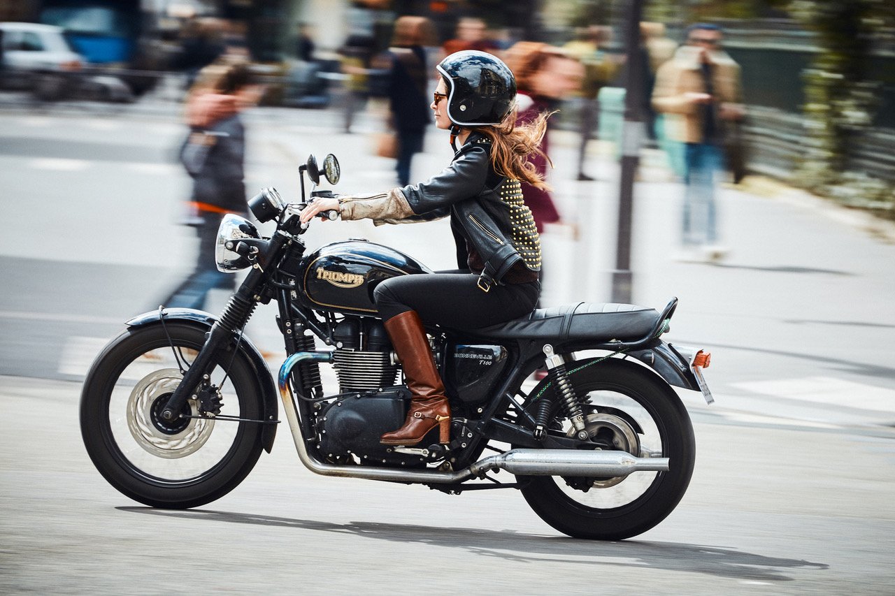 Alice sur sa moto Alice Balas Paris créateur de vestes et blousons en cuir sur mesure pièce unique luxury custom leather jacket made in France