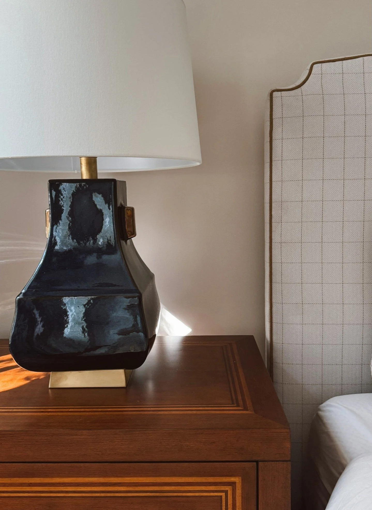 Grounded. Refined. Moody.  A peek into the energy from our #cdsCaptainRowsProject in Old Town Alexandria. Coming Soon.
.⁣
.⁣
#chouxdesigns #chouxdesignstudio #interiordesigninspo #timelessinteriors #classicinteriors#fullserviceinteriors #washingtondc