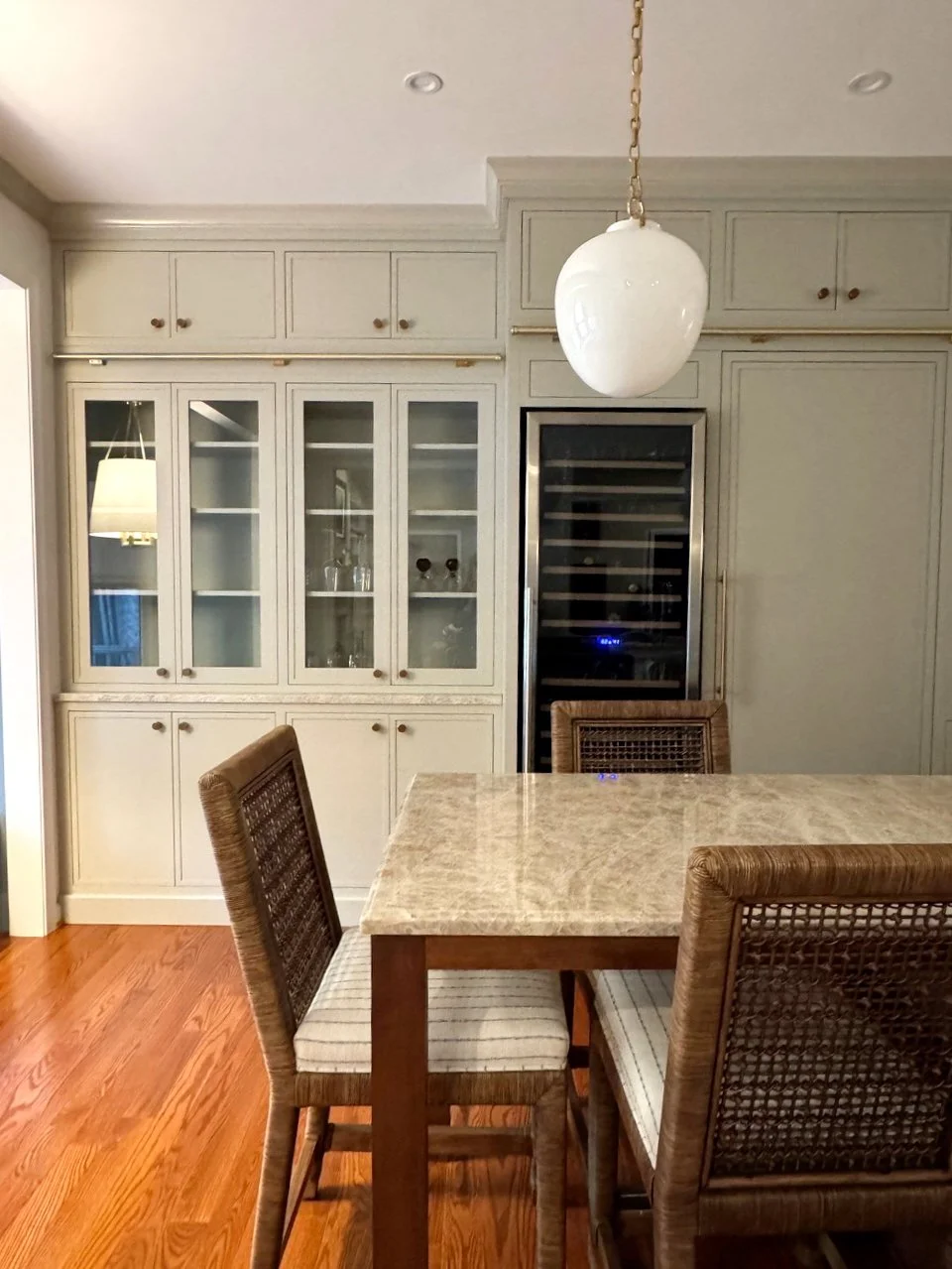 Floor-to-ceiling storage + a stylish and functional Putnam ladder for those tricky-to-reach spots. Every inch counts!  From our  #cdsManassasProject⁣
.⁣
.⁣
Interiors: @chouxdesigns⁣
Custom Cabinetry: @cdscabinetco⁣
.⁣
.