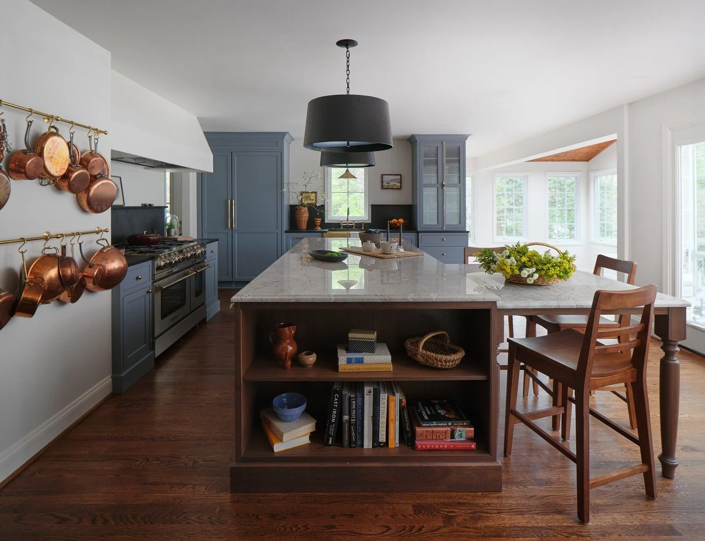Rich blues + warm woods, one of our fav combinations.⁣
⁣
From our #cdsviennanottootradcolonial project.⁣
.⁣
.⁣
Interiors: @chouxdesigns⁣
Custom Cabinetry: @cdscabinetco⁣
Photography: @frazier.springfield⁣
.⁣
.