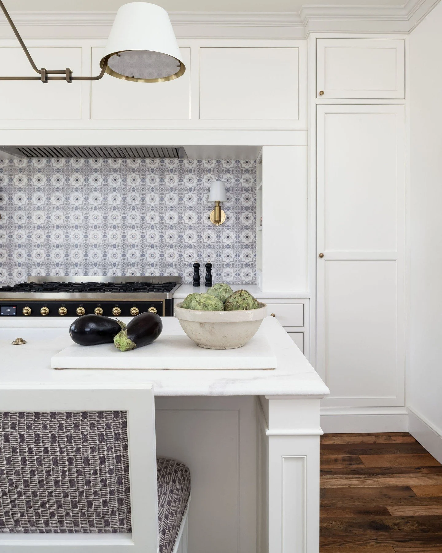 The homeowners love to cook and entertain during the holidays so we eeked out as much storage space as we could for all the things.... and with windows on only two sides, I love how much light this room attracts.⁣
#cdsalexandriaclapboard⁣
.⁣
.⁣
Inter