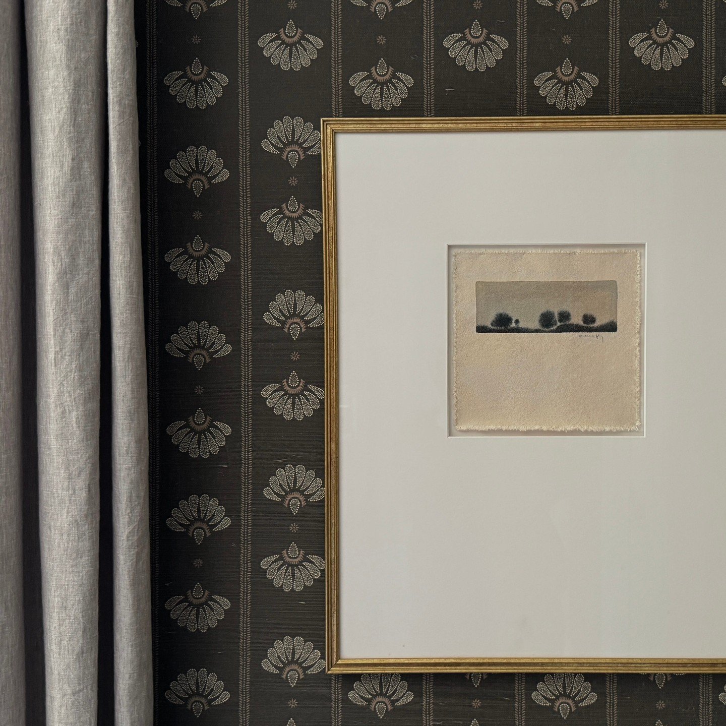 "Pro" tip: whatever you collect or add to your home, make sure its something you love walking past that it catches your eye every day.  #cdsstonecrestfarmhouse⁣
⁣
.⁣
.⁣
.⁣
#wallpaperwednesday #wallpaperart #howyouhome #loveyourhabitat #love