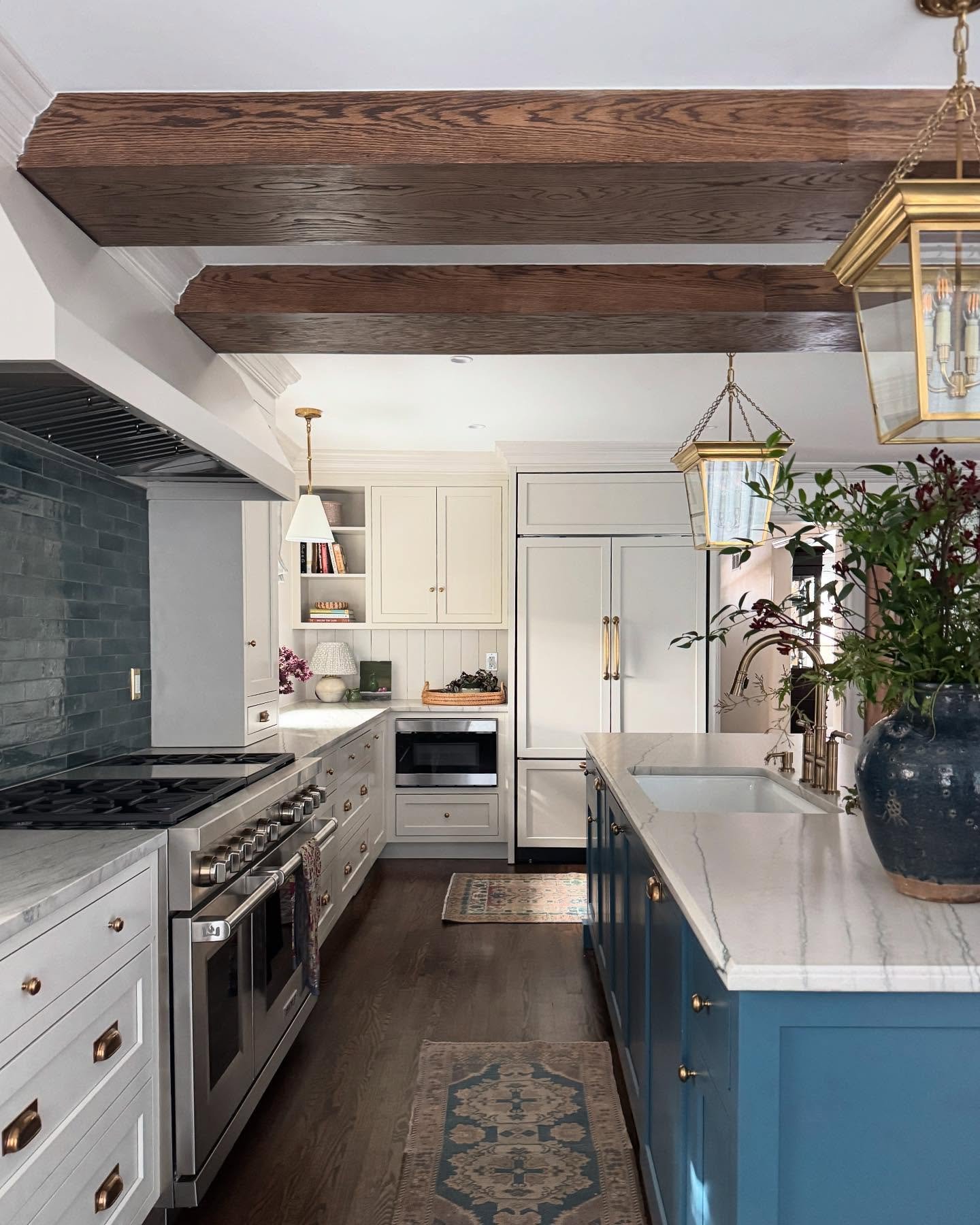 Captured the #cdsauparkproject with @frazier.springfield today and the lighting was 👌. 
.
.
.
#kitchendesign #kitchensofinsta #kitchensofinstagram #dcdesigner #fromwhereistand #finditstyle #finditstyleitvintage #blueandwhitedoneright #howyouhome #cr