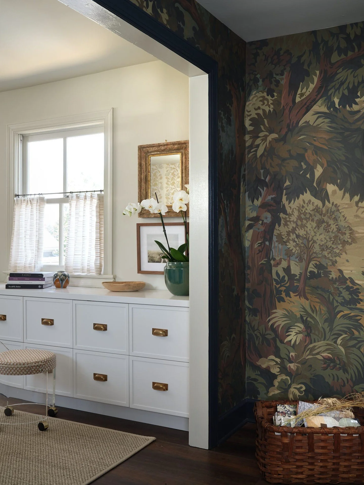 When custom storage does the heavy lifting. Our studio at its most crisp&mdash;proof that smart cabinetry makes even the busiest spaces work better.  #chouxdesignsstudio ⁣
⁣
Photography: @frazierspringfield⁣
Interiors: @chouxdesigns⁣
Cabinetry: @cdsc