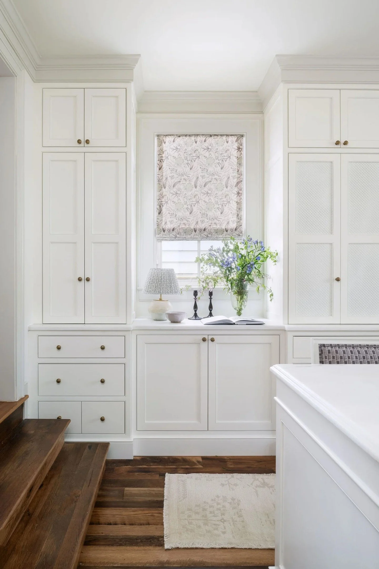 Design Tip: When a space feels tight, vertical solutions often matter more than square footage.⁣
 ⁣
#chouxdesigns #cdscabinetco #customstorage #kitchencabinetry #kitcheninspo #whitekitchen #kitchenrenovation #customcabinetry #oldtownalexandria #alexa