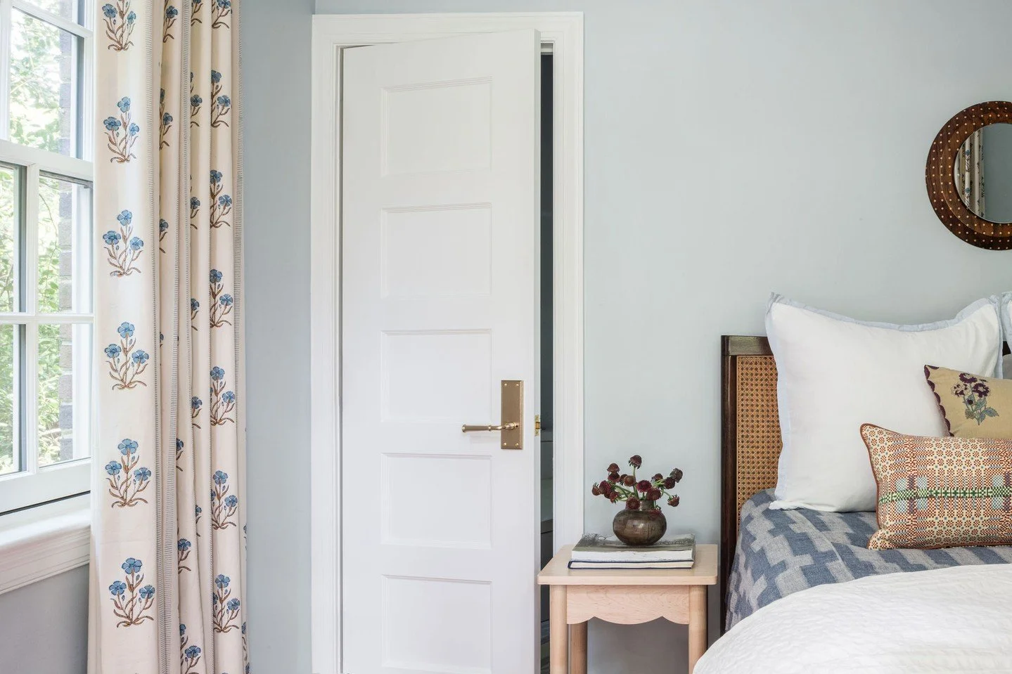 Sometimes the simplest spaces bring the most comfort and joy. The guest bedroom at the #cdsforesthillsproject⁣
⁣
Interiors: @chouxdesigns⁣
Photographer and Stylist:  @radiferaphotography @stylishproductions @charlottesafavi⁣
⁣
#dcdesigner #bedroomgoa