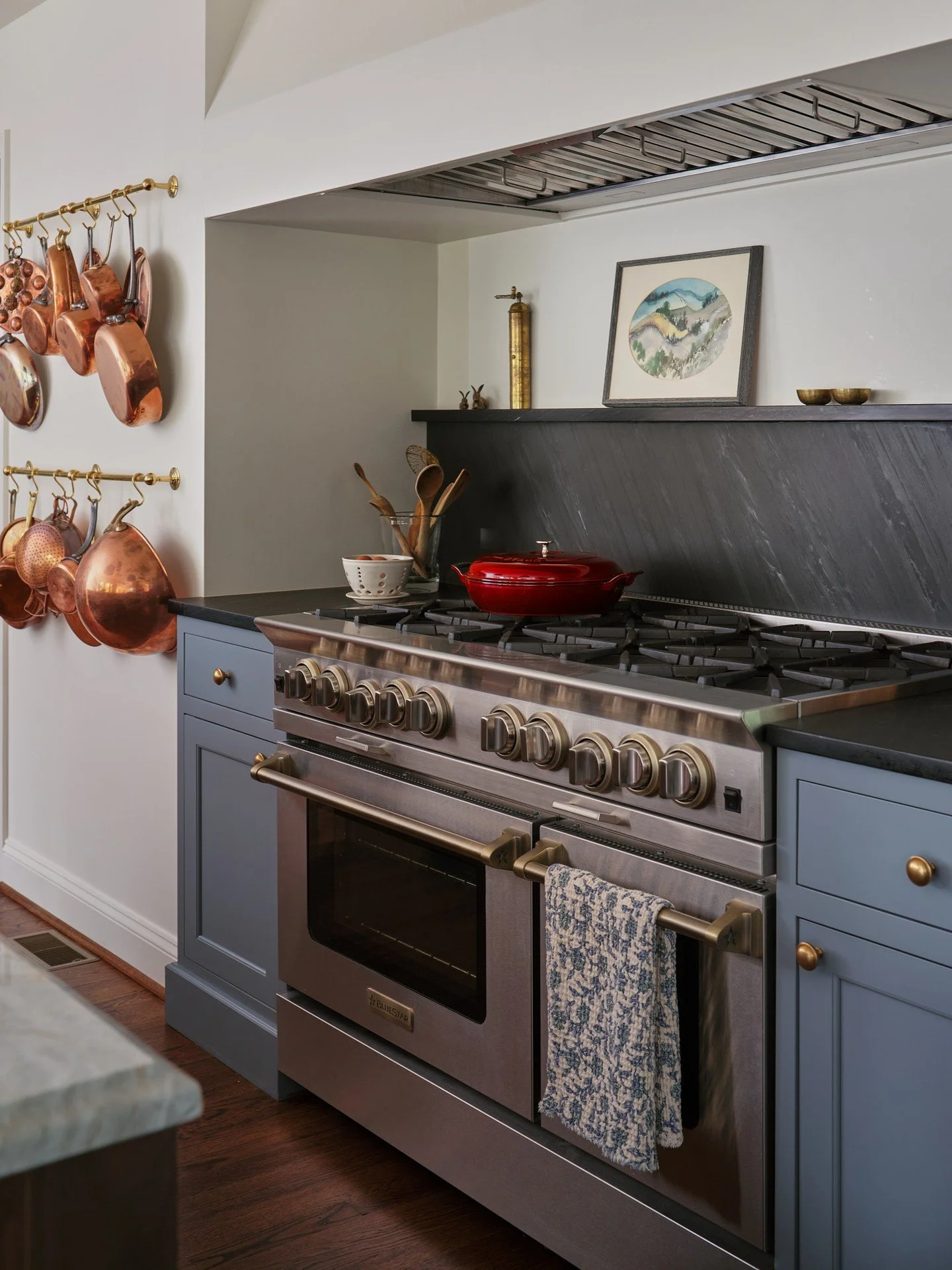 There aren't many kinds of collections I can get behind. Chester Copperpot(s) for the win. #cdsviennanottootradcolonial ⁣
⁣
Interiors: @chouxdesigns⁣
Cabinetry: @cdscabinetco⁣
Photographer: @frazierspringfield⁣
⁣
#customkitchen #viennava #kitchenidea