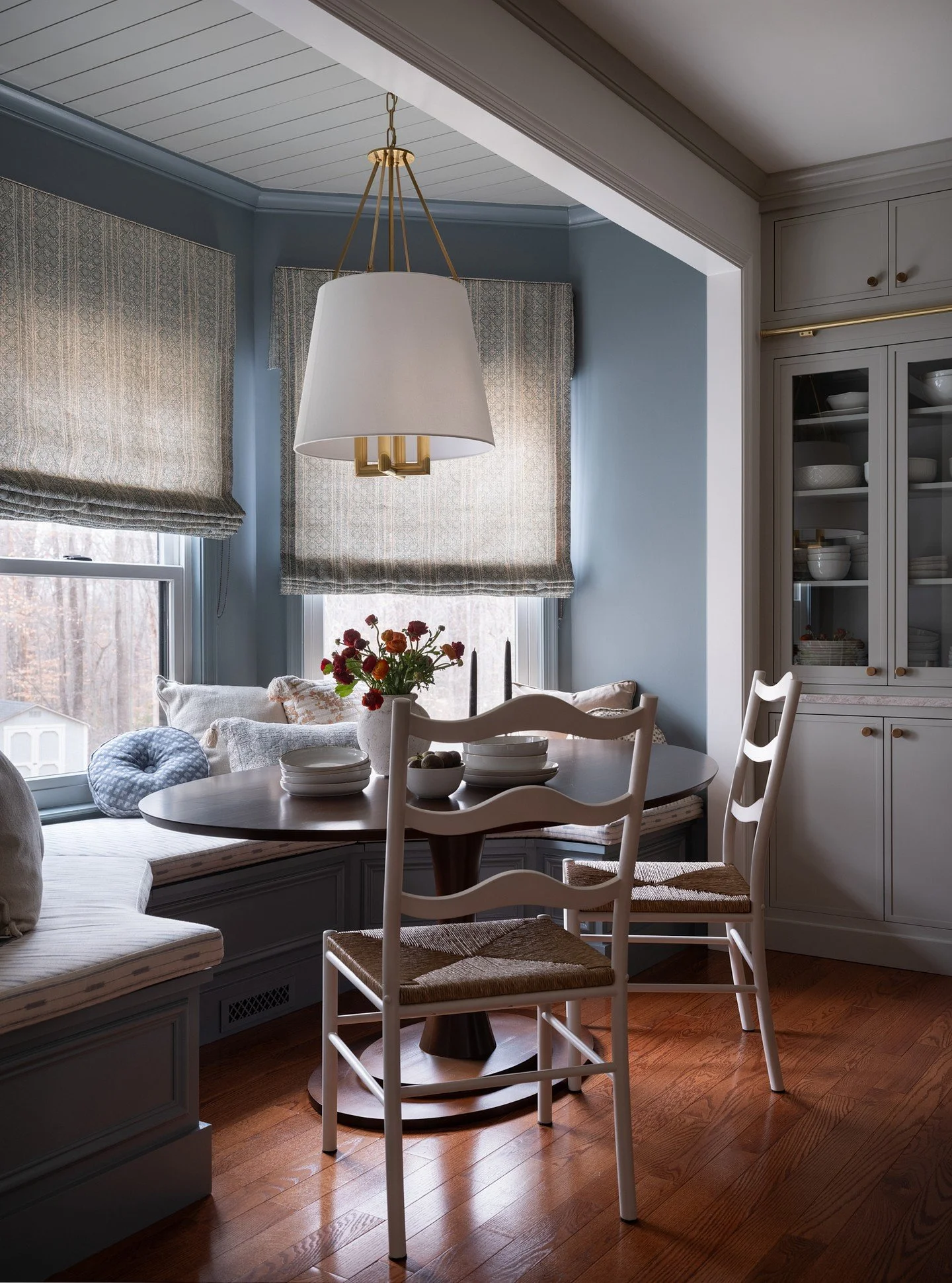 This home has always been at the ready for entertaining, but we just helped to up its game. #cdsmanassasproject⁣
⁣
Interiors: @chouxdesigns⁣
Cabinetry: @cdscabinetco⁣
Photographer: @frazierspringfield⁣
⁣
#kitchen_design #kitchens #banquette #builtin 