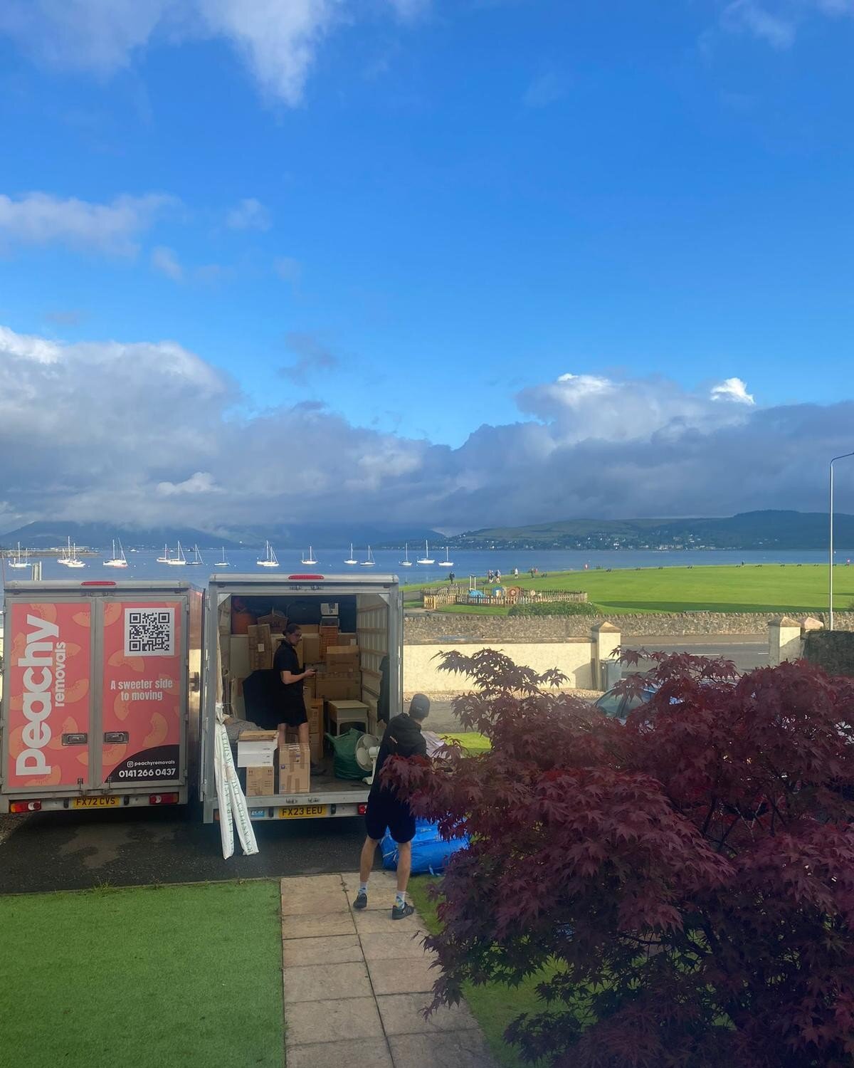 Van packing view of the week 👌 That's tasty 🏞️👀🍑
.
.
.
.
.
#housemove #removals #removalscompany #professionalmovers #peachy #movingandstorage #moversandpackers #packing #movers #moving #movingday #movingcompany #movinghouse #relocation #relocati
