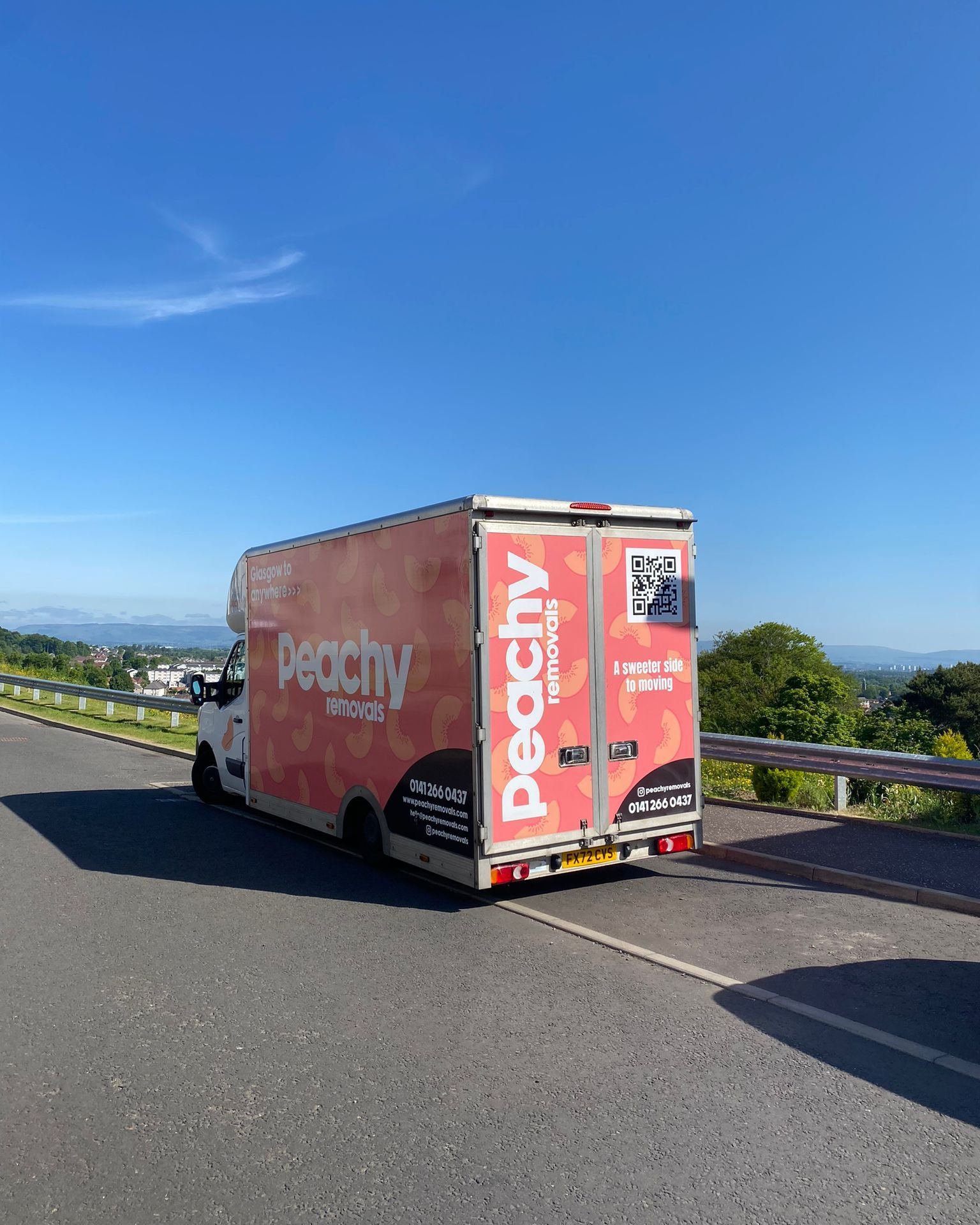 Look at Juicy living her BEST LIFE. Such incredible weather, and the house move vibes were HIGH 🙌 We've said it before, but it's the best job in the world 🫶🍑✨
.
.
.
.
.
#housemove #removals #removalscompany #professionalmovers #peachy #movingandst