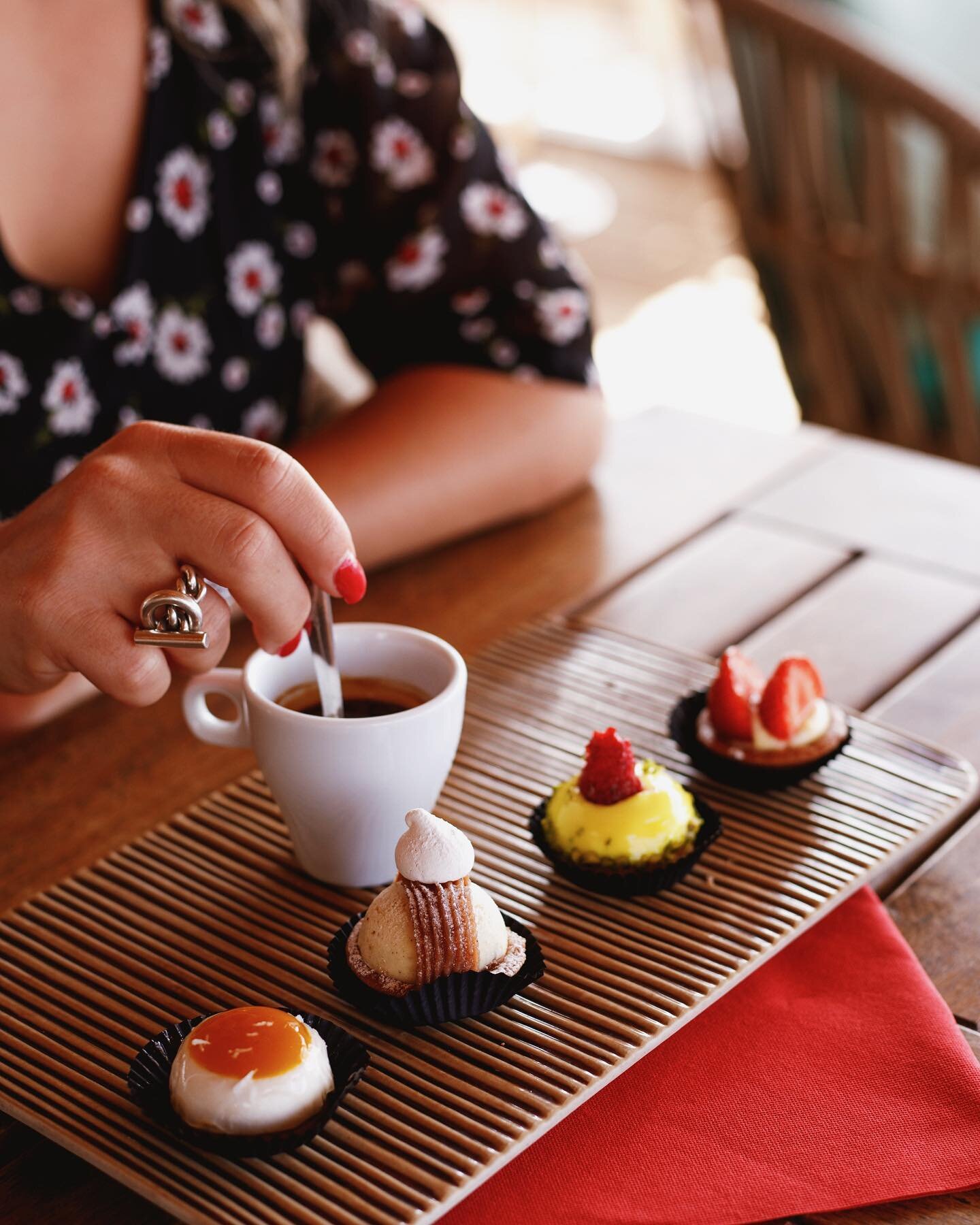 Un d&eacute;licieux caf&eacute; gourmand de la maison @celebrationgourmande ! 🤤

⏱ouvert 7/7 de 10h00 &agrave; 01h00

📞 Info et r&eacute;servations : 06 03 38 27 52 

📍 Plage de l'Ayguade, Bd des Girelles, 83400 Hy&egrave;res 
 
#saopraia #restaur