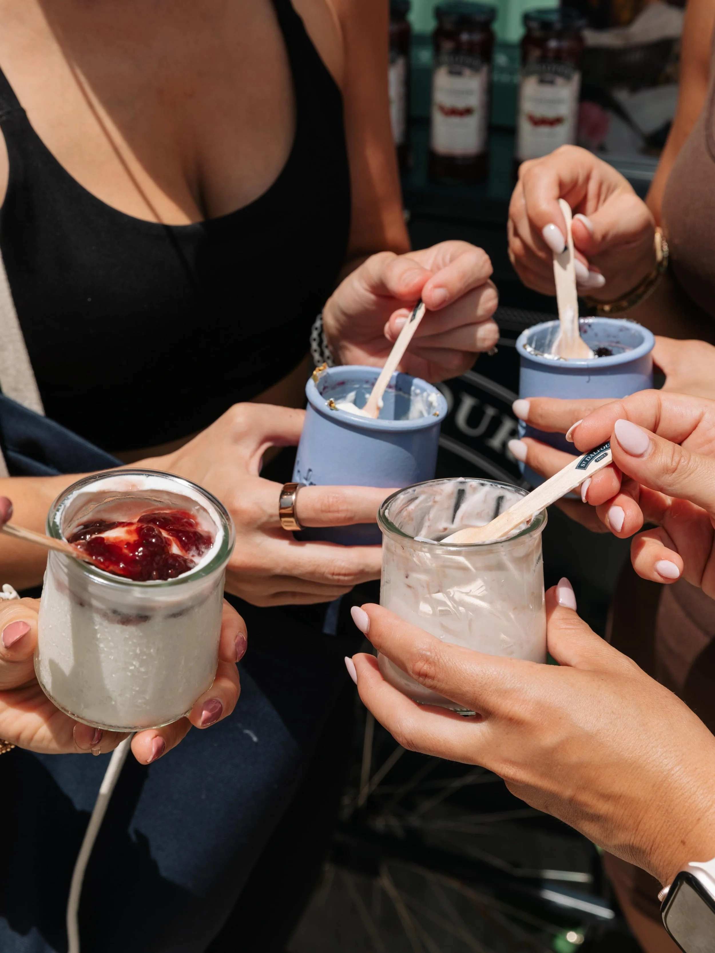 A wellness-forward celebration with @stdalfourfruitspread 🥄💙
Featuring our Plain yogurt and creamy cup-set flavors paired with St. Dalfour&rsquo;s natural fruit spreads!