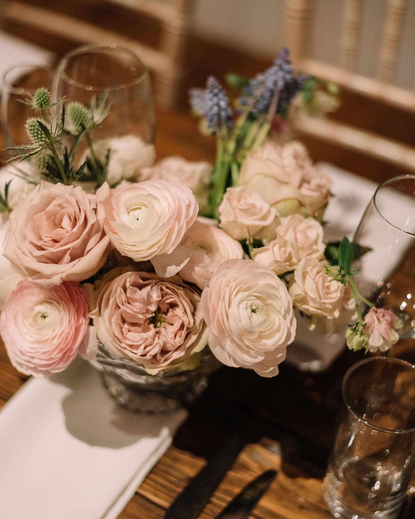 Beautiful table flowers and  candlelight by @coppergreenflowers at @pennardhouse this week 🤍
.
.
.
.
.
#bohowedding #2022weddings #rockmywedding #bohemianwedding #summerweddingUK #bridetobe2022 #weddingparty #festivalwedding #bohoweddingdress #thatd