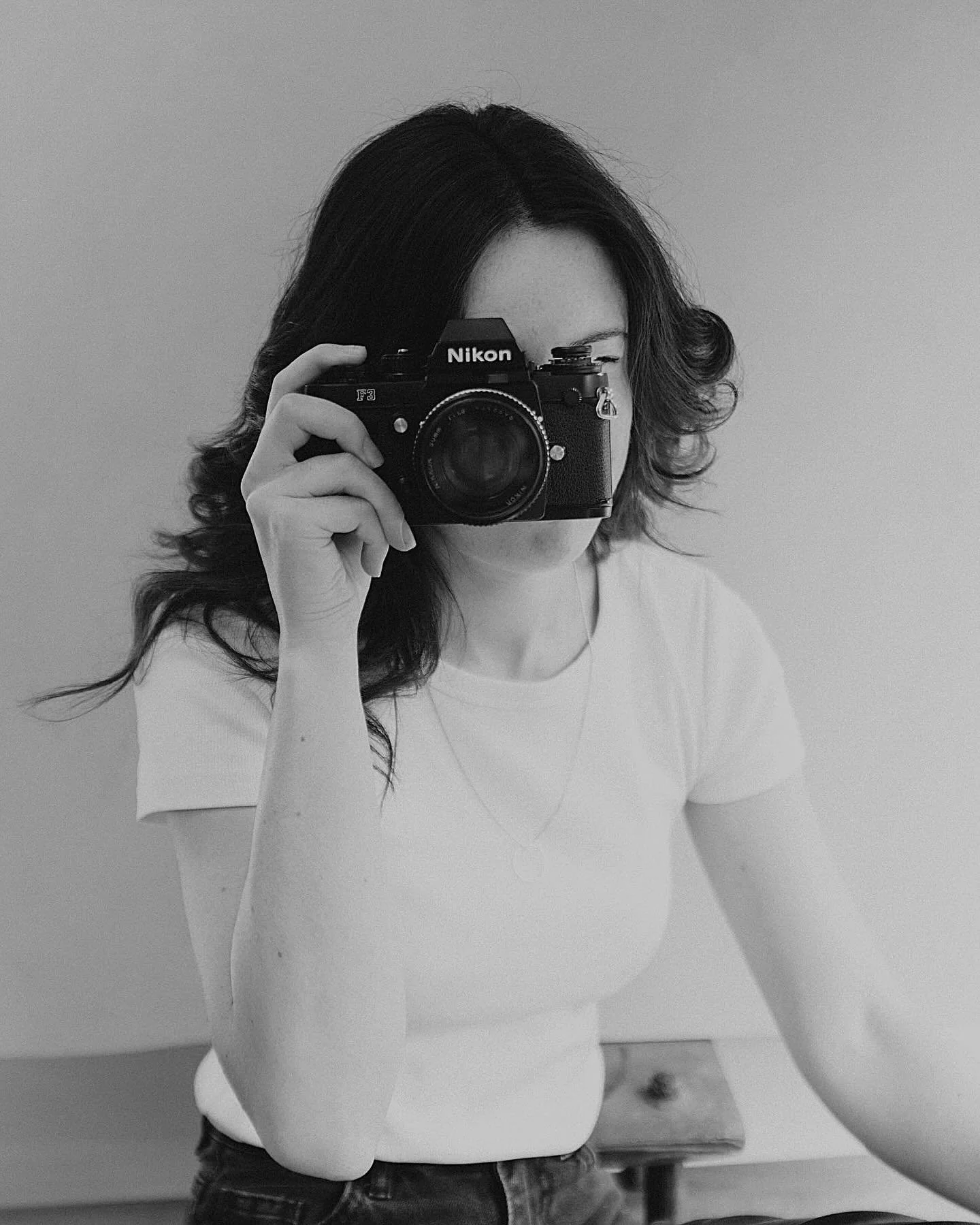 Thought it was about time I introduced myself on here and said hello to some new followers! 👋 

I&rsquo;m Hannah&mdash; a wedding and lifestyle photographer based in London. I travel all over the country to capture weddings for couples; I love both 