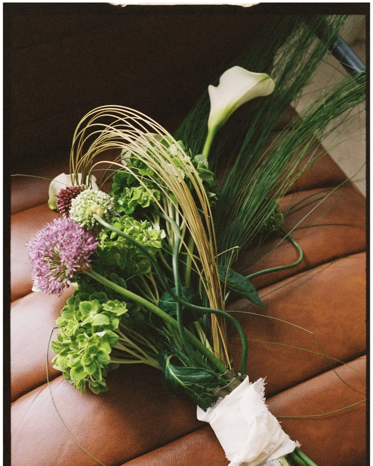 Dreamy bouquet and centrepieces by @winterandthewillows 🤍

#weddingsonfilm #35mmfilm #weddingflowers #filmweddingphotographer #kodakfilm