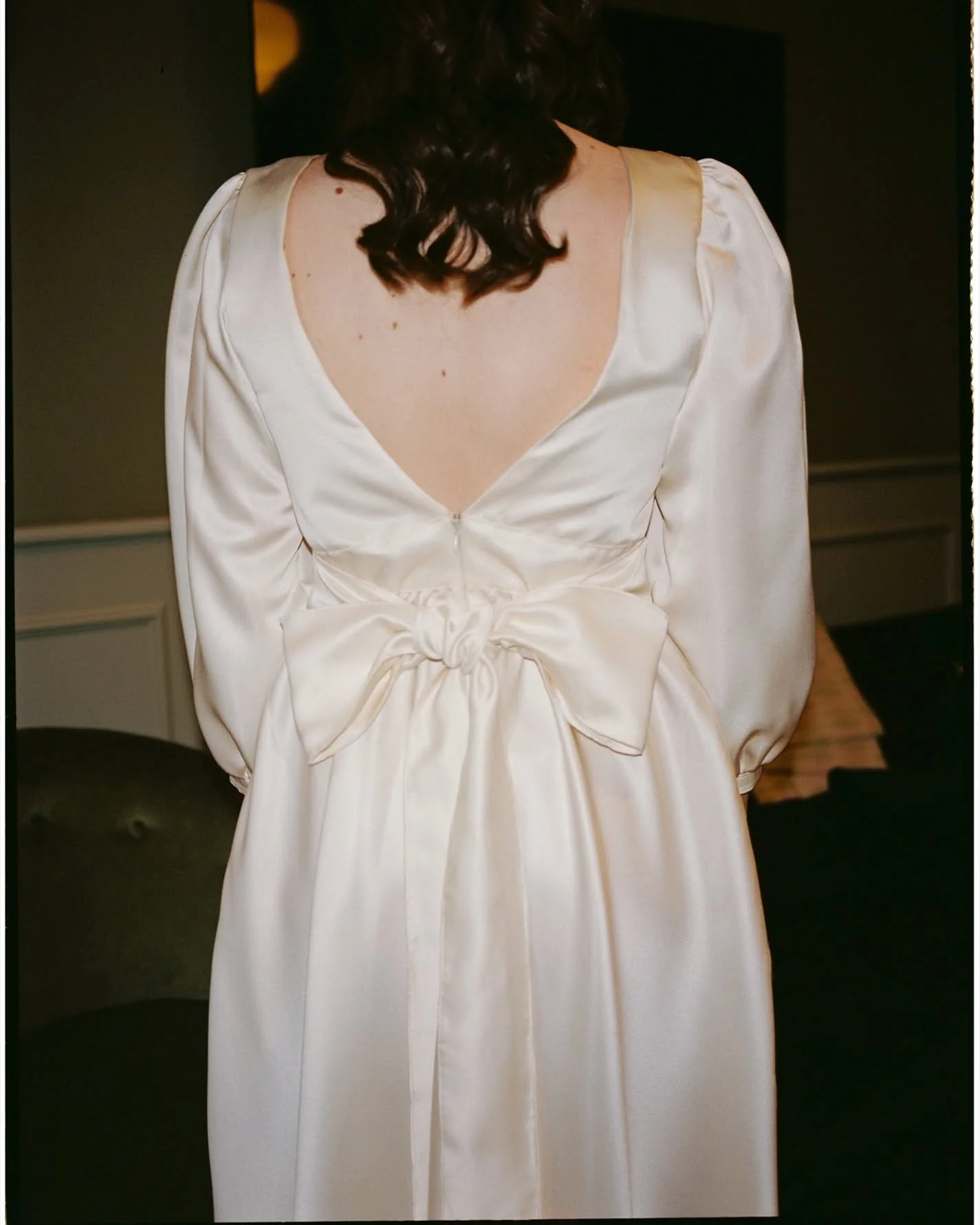Ellen&rsquo;s beautiful silk dress, handmade for her wedding by a friend 🧡 

#filmweddingphotographer #filmweddingphotography #bristolwedding #winterwedding #120film