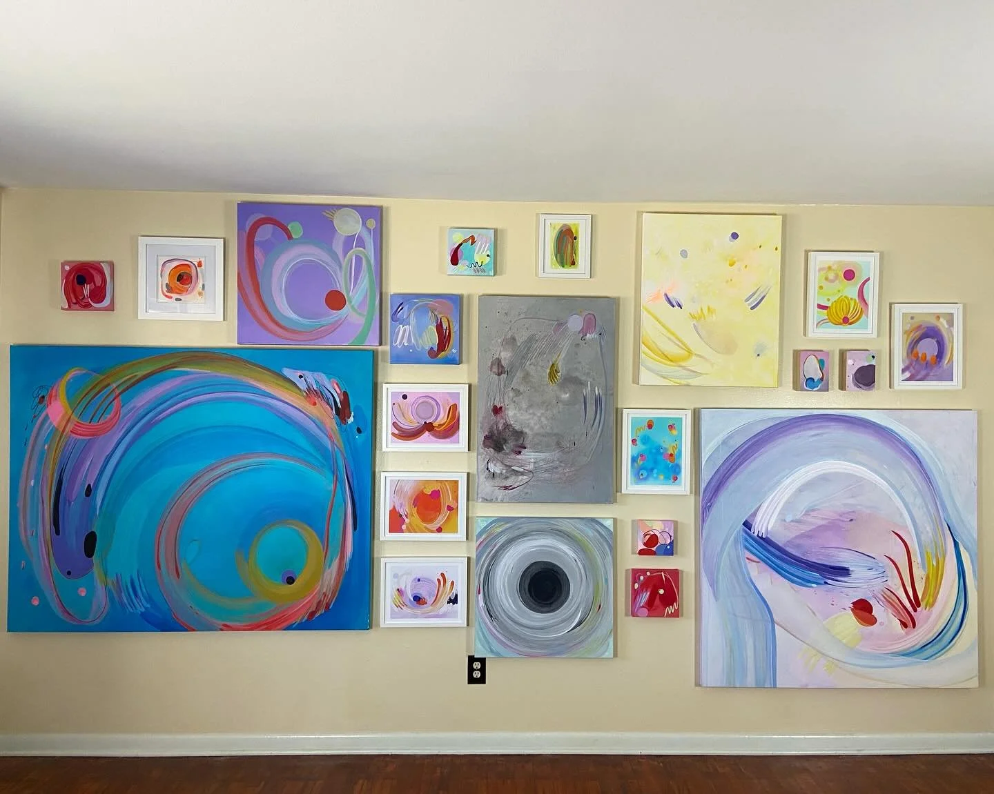 Rearranged my in-home studio last month and created a gallery wall! ✨ it&rsquo;s soooo nice to see all of the work together 😍

#gallerywall #homestudiolife #abstractpainting