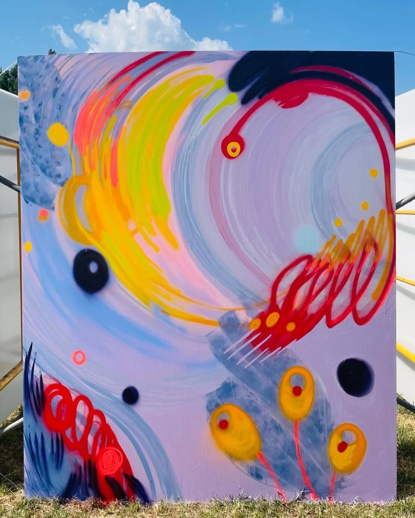 This mini mural was created during the Sunny Dayz Alumni event in 2022, fundraising for the @sunnydayzmuralfest that year in downtown Edmond! And NOW she lives in one of the studio classrooms at Edmond Fine Arts!! @edmondfinearts 😍 

Mini murals are