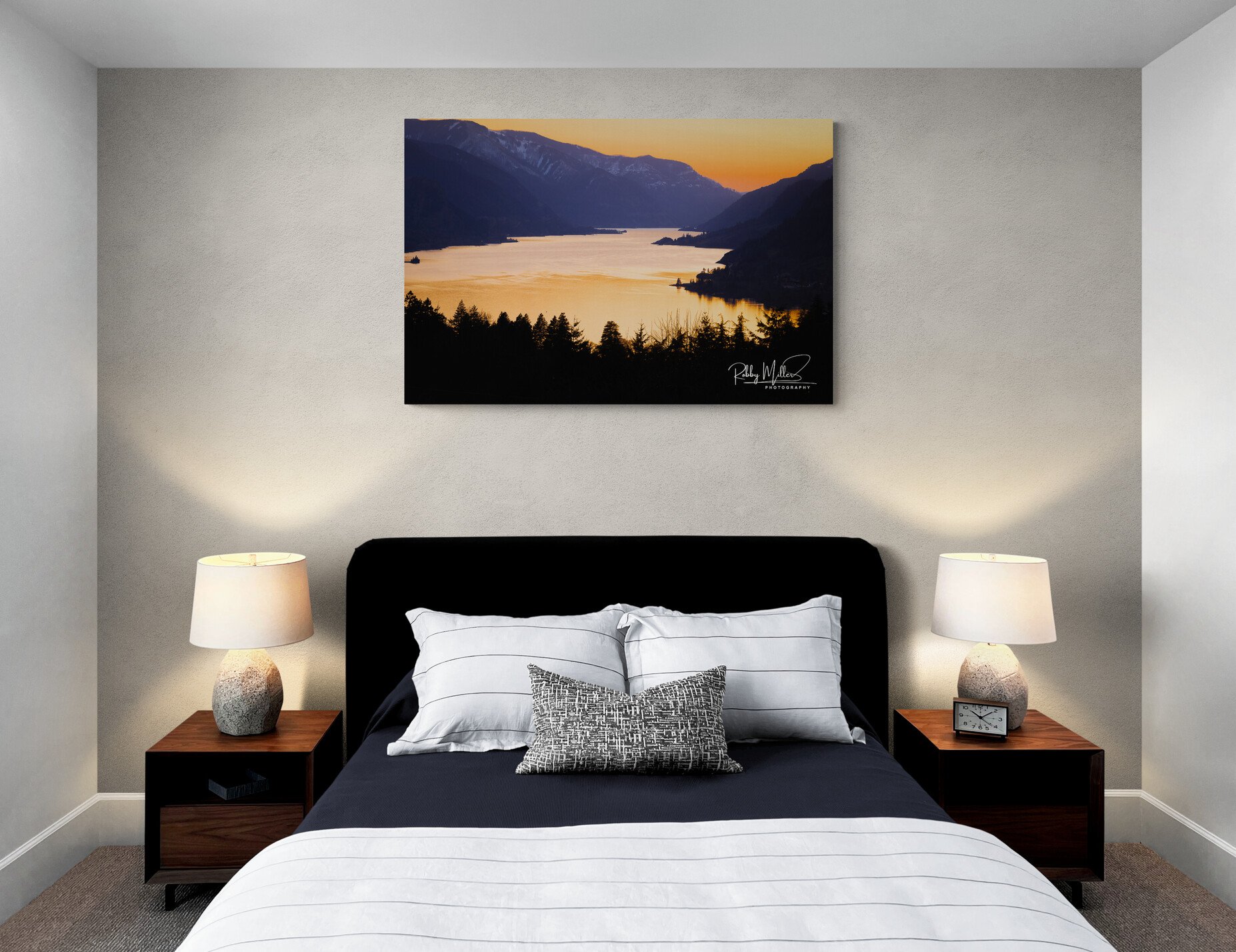 _R9A1131_Comfy_bedroom_with_side_tables_and_lamps.jpg
