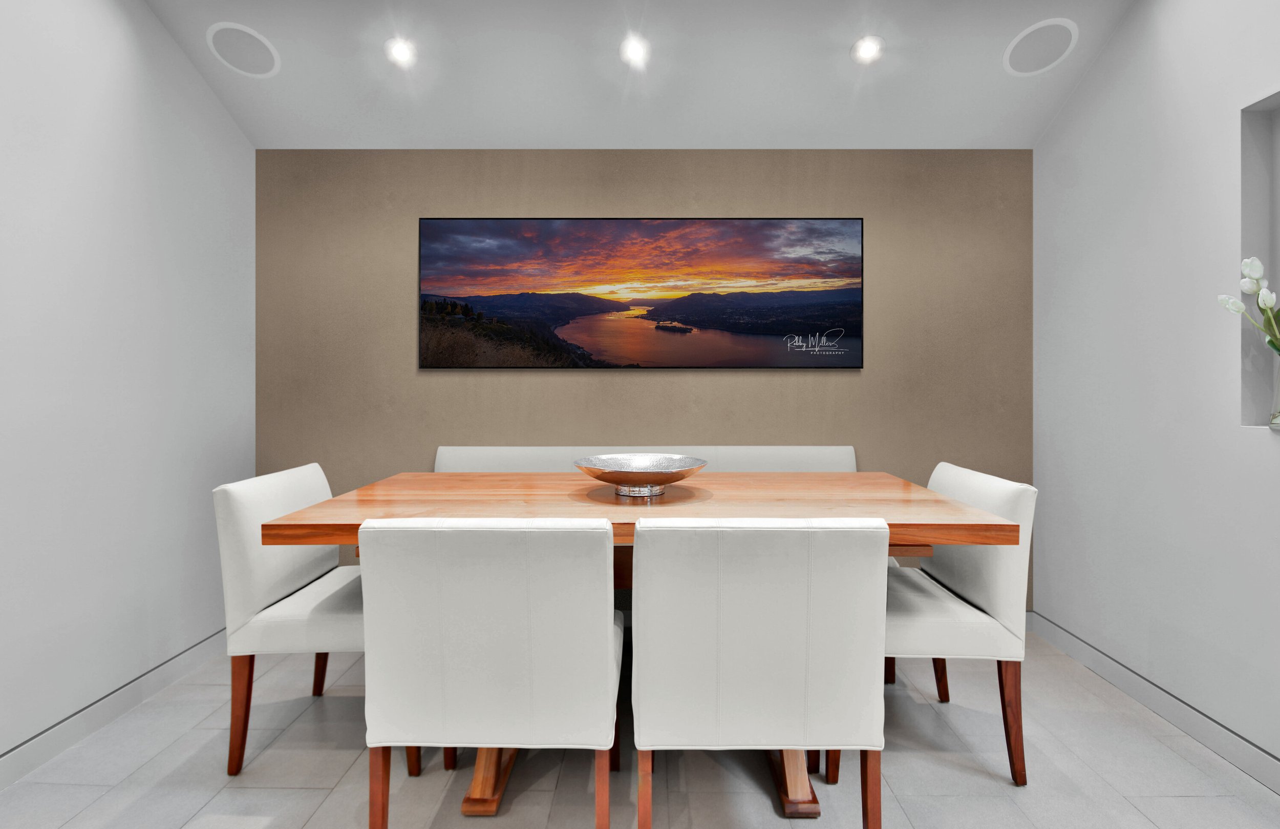 Sunrise_OverHoodRiver_WhiteSalmon_dining-room-with-leather-chairs.jpg