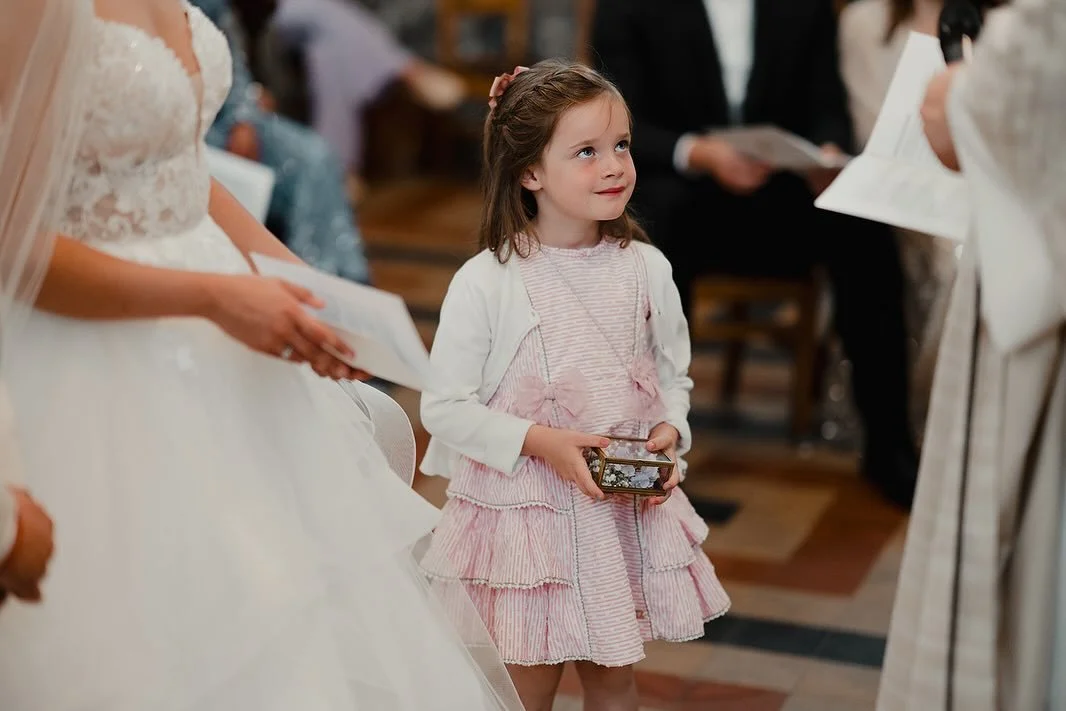Des moments  d&rsquo;innocence et des yeux pleins de fiert&eacute; au moment d&rsquo;amener les alliance. Des sourires espi&egrave;gles et des jeux la journ&eacute;e .

&Ecirc;tre photographe de mariage c&rsquo;est aussi capturer ces  moments magique
